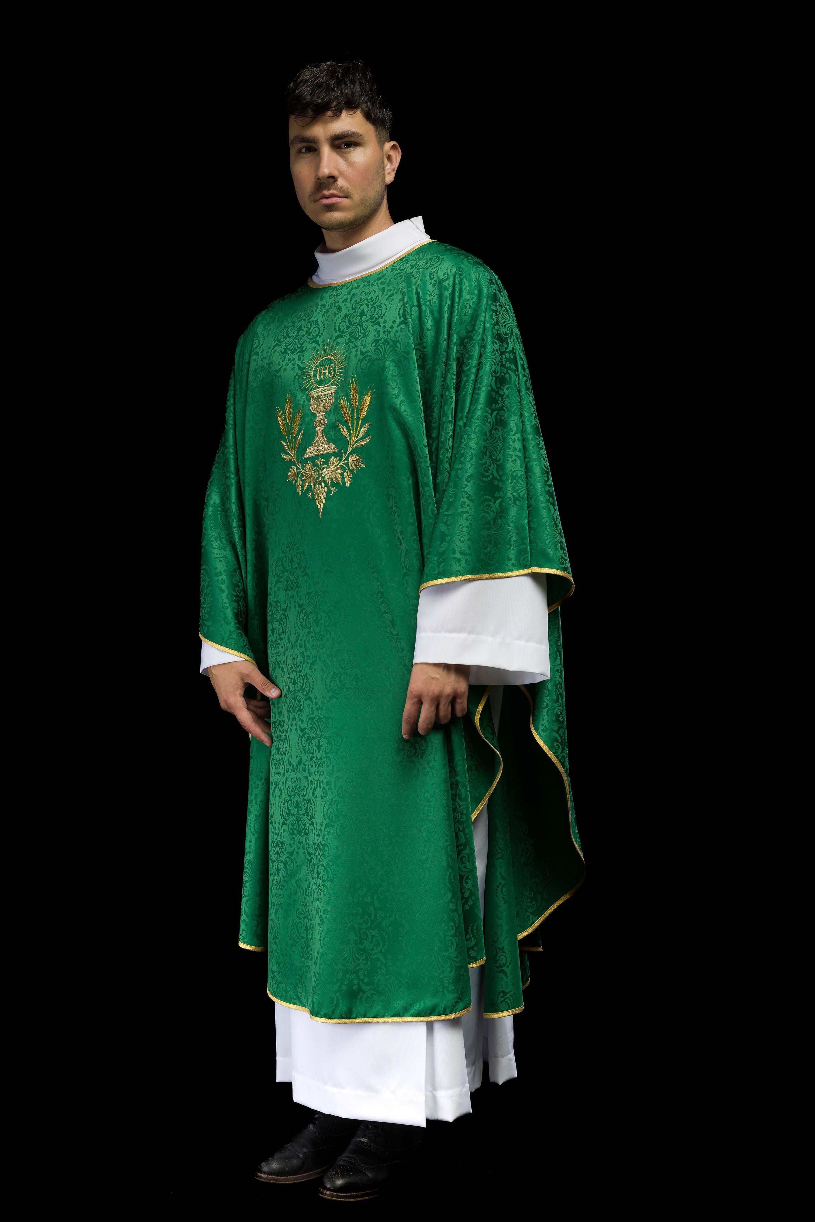 Casulla litúrgica verde con bordado de cáliz y hostia en tejido jacquard
