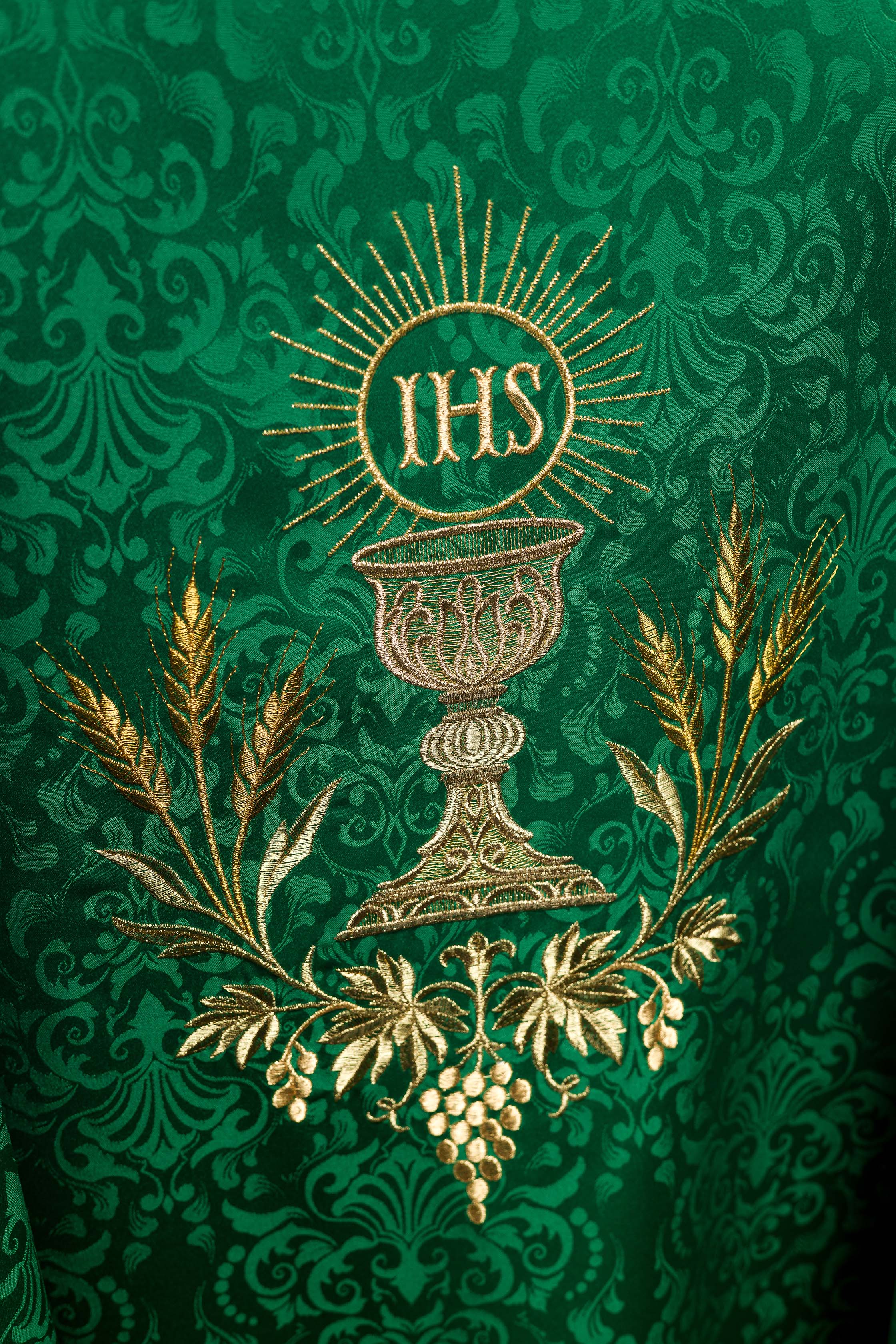 Casulla litúrgica verde con bordado de cáliz y hostia en tejido jacquard