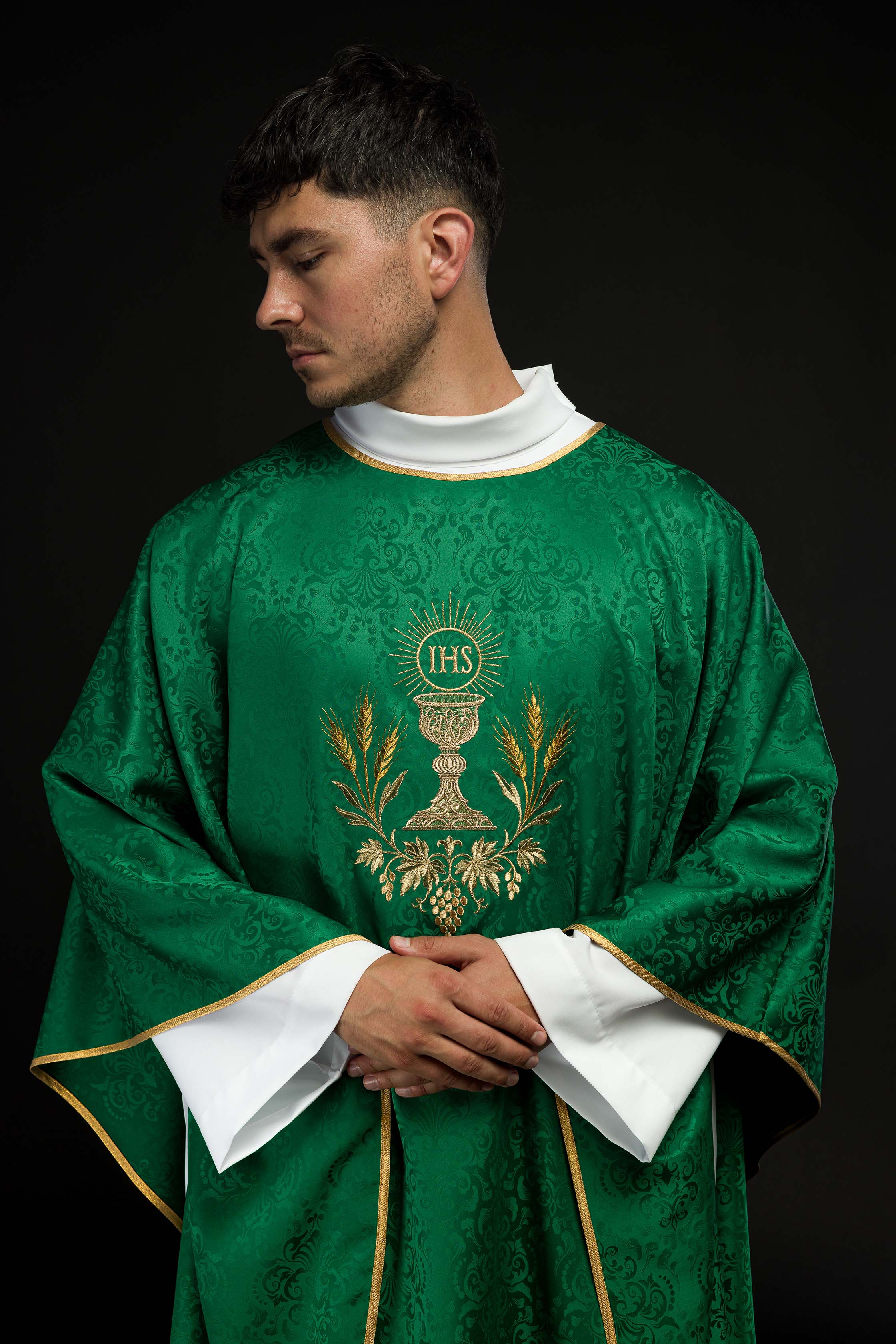 Casulla litúrgica verde con bordado de cáliz y hostia en tejido jacquard