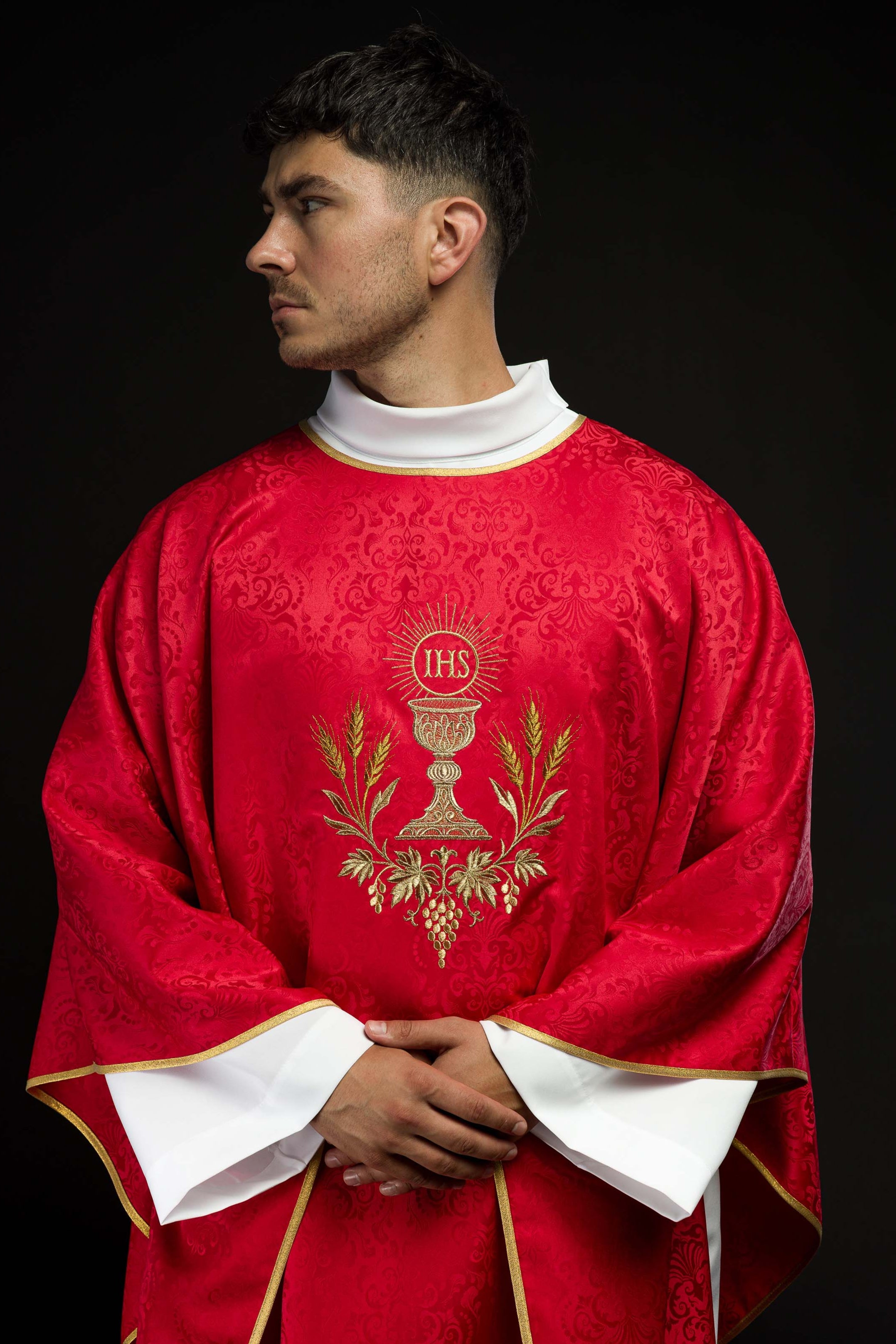 Casulla litúrgica roja con bordado de cáliz y hostia en tejido jacquard