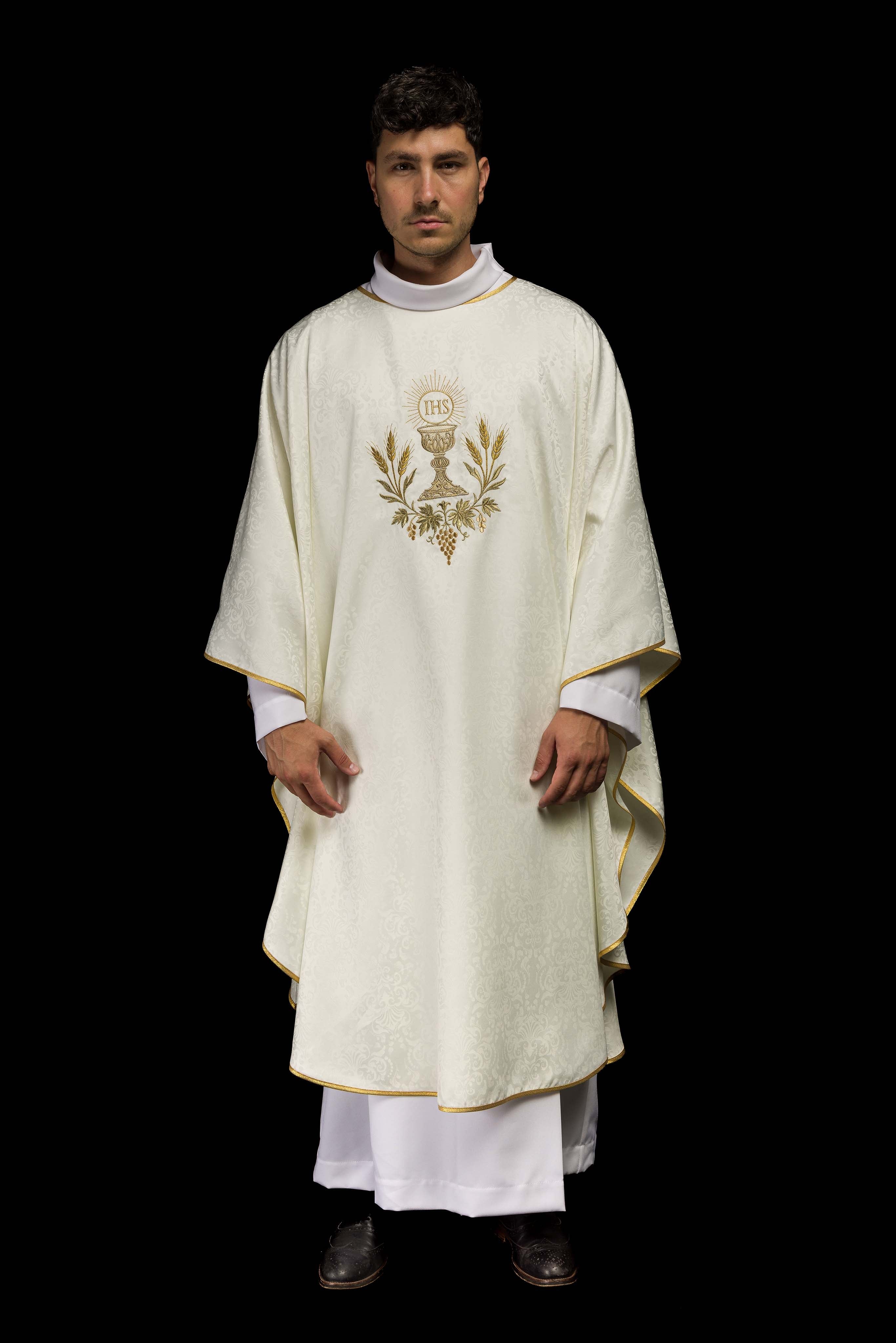 Casulla litúrgica écru con bordado de cáliz y hostia sobre tela jacquard