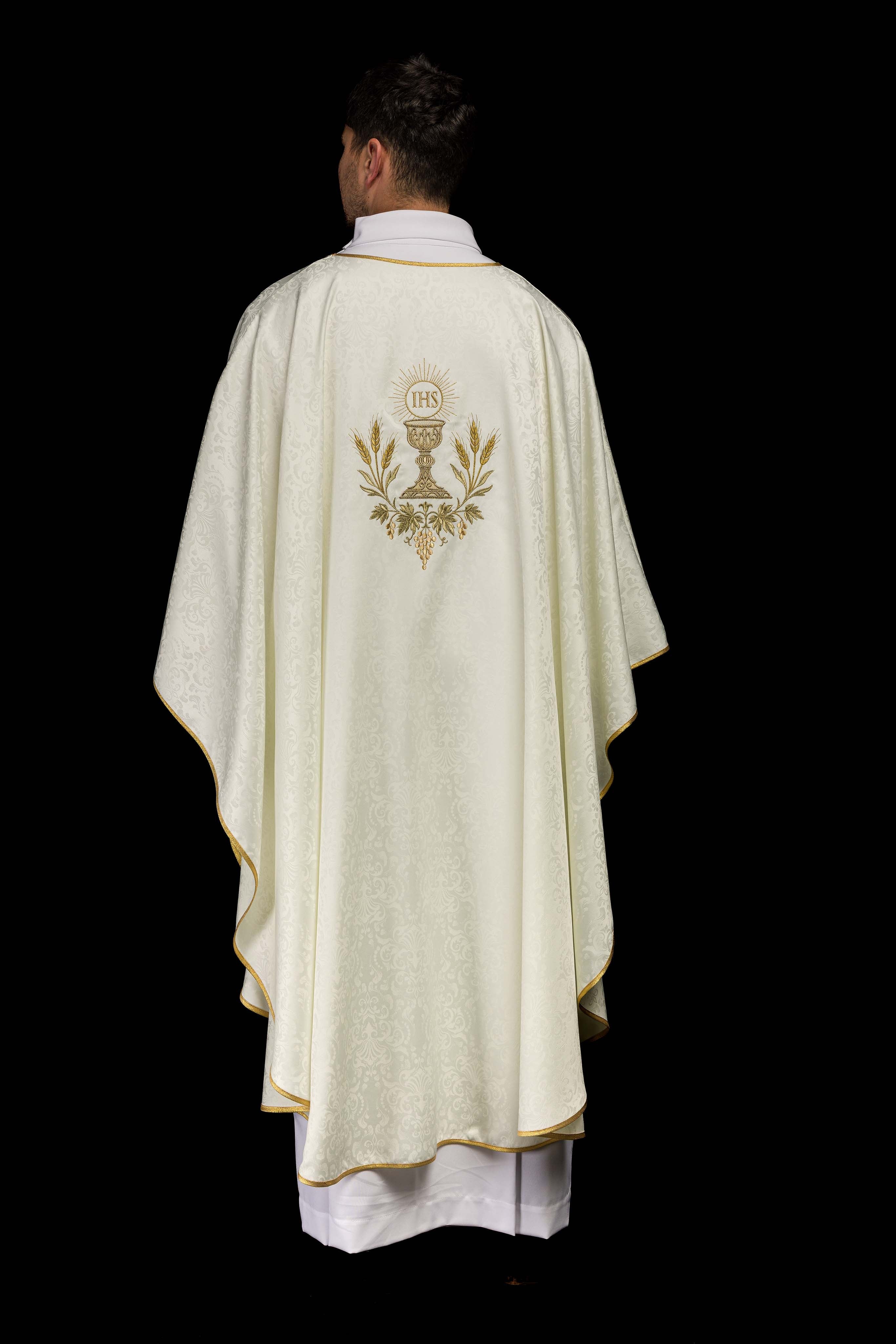 Casulla litúrgica écru con bordado de cáliz y hostia sobre tela jacquard