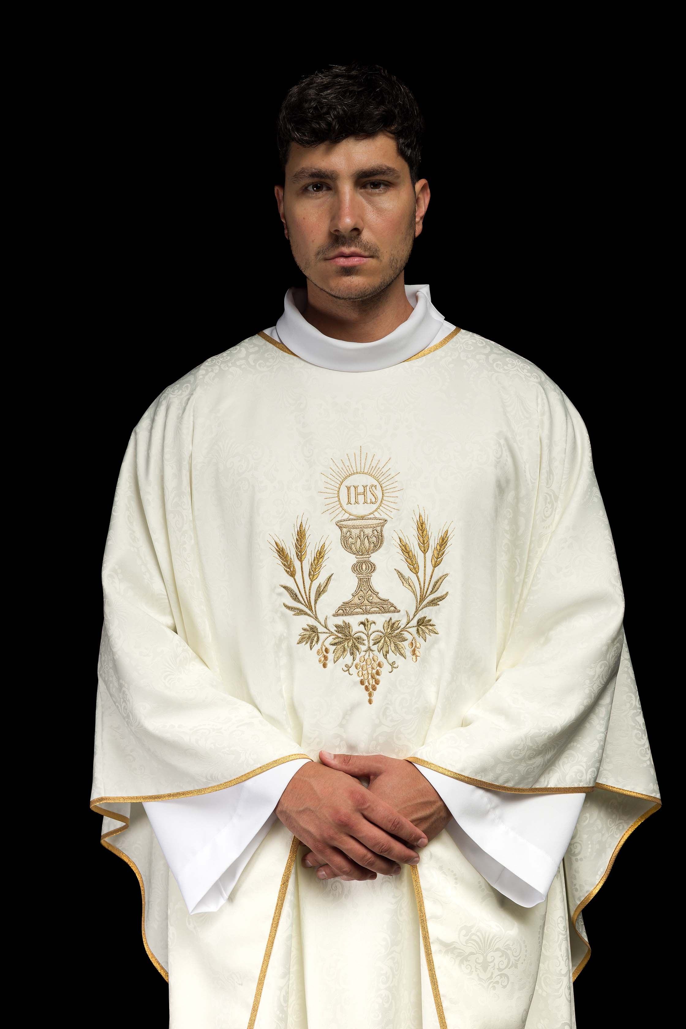 Casulla litúrgica écru con bordado de cáliz y hostia sobre tela jacquard
