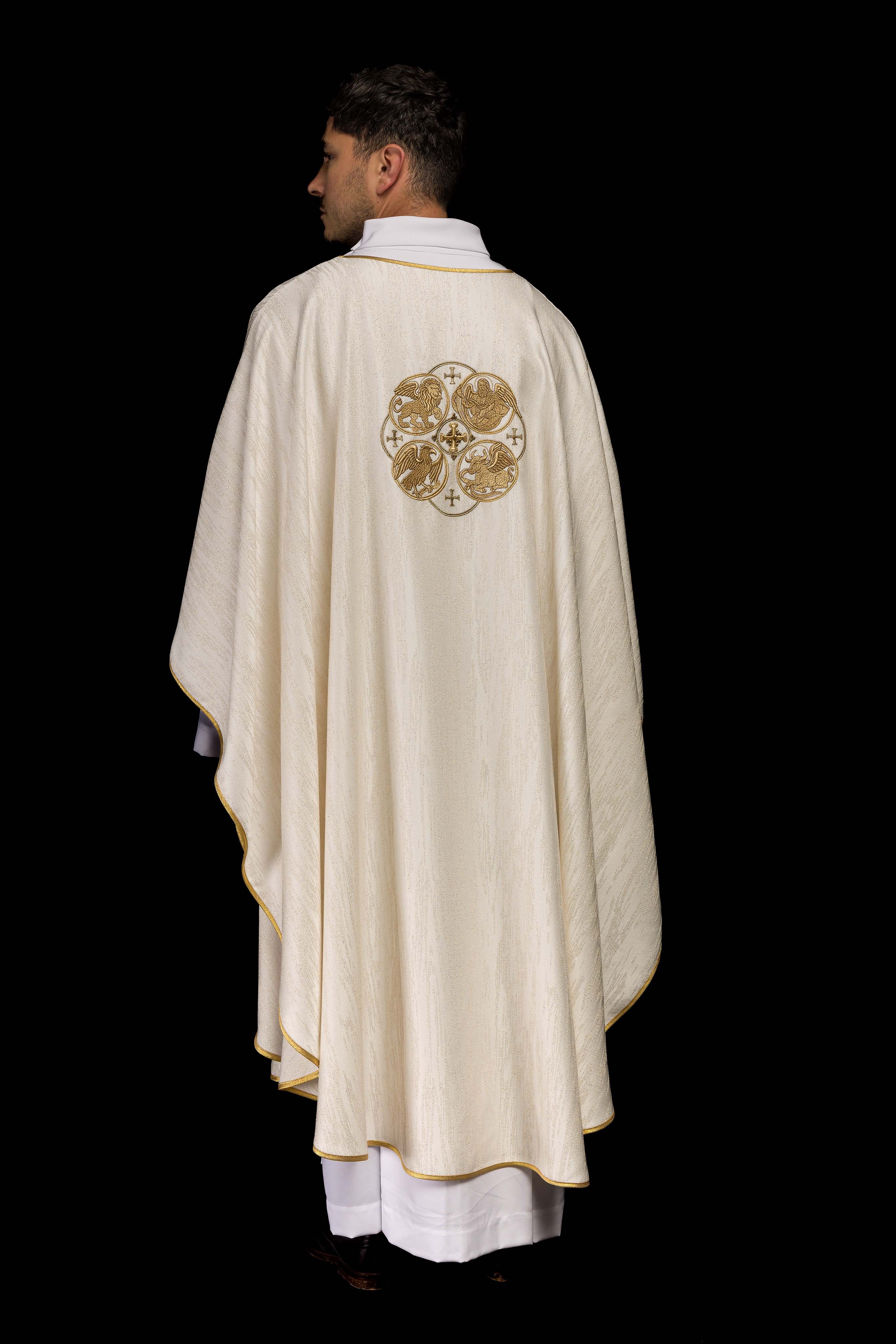 Casulla color ecru con bordado de los 4 Evangelistas sobre tela decorativa