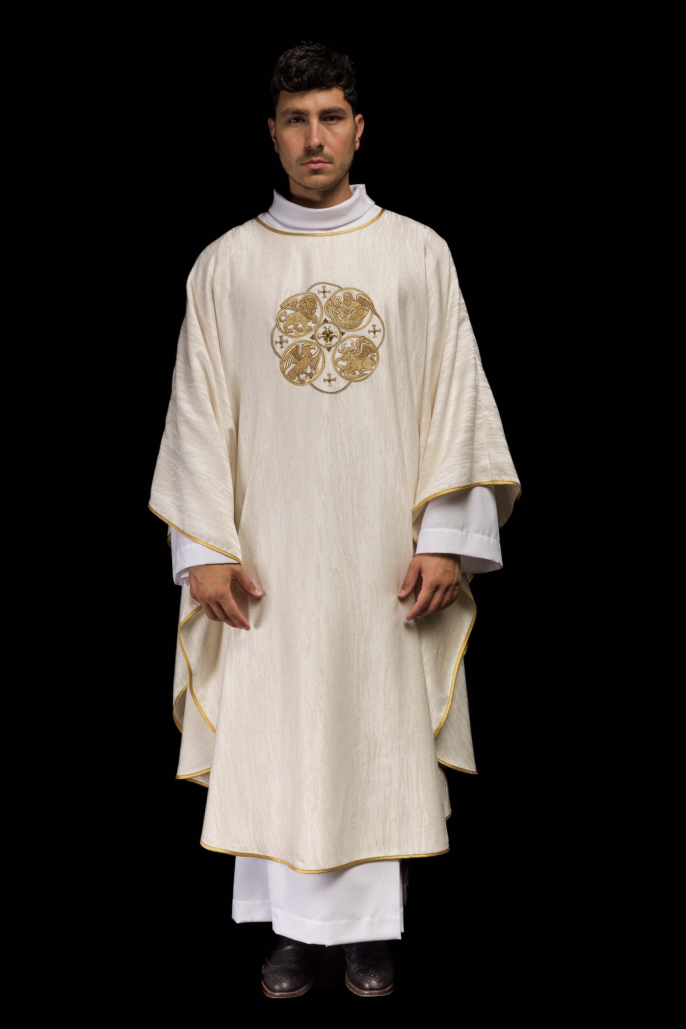 Casulla color ecru con bordado de los 4 Evangelistas sobre tela decorativa