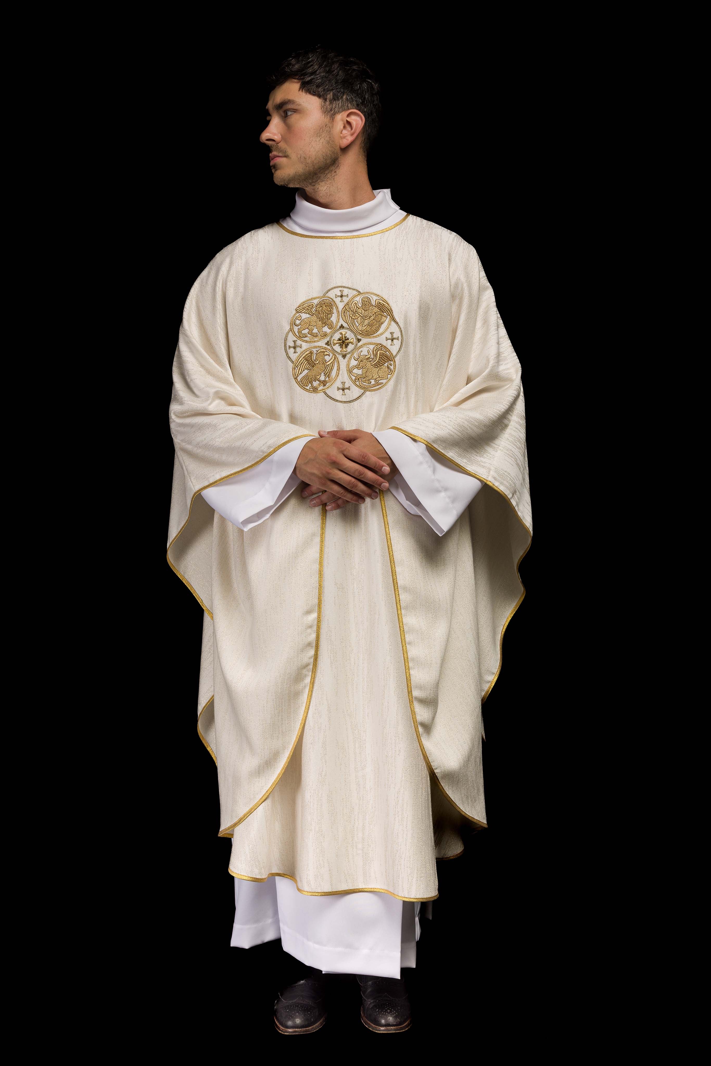 Casulla color ecru con bordado de los 4 Evangelistas sobre tela decorativa