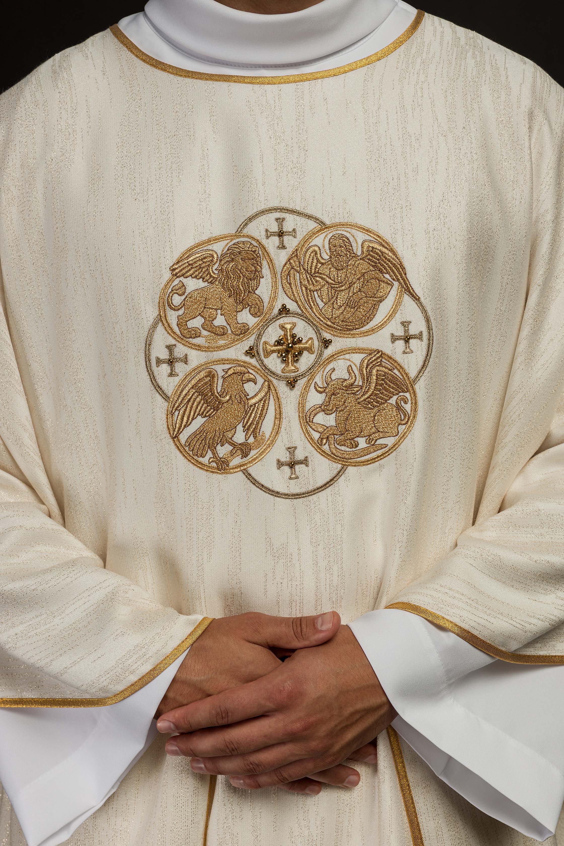 Casulla color ecru con bordado de los 4 Evangelistas sobre tela decorativa