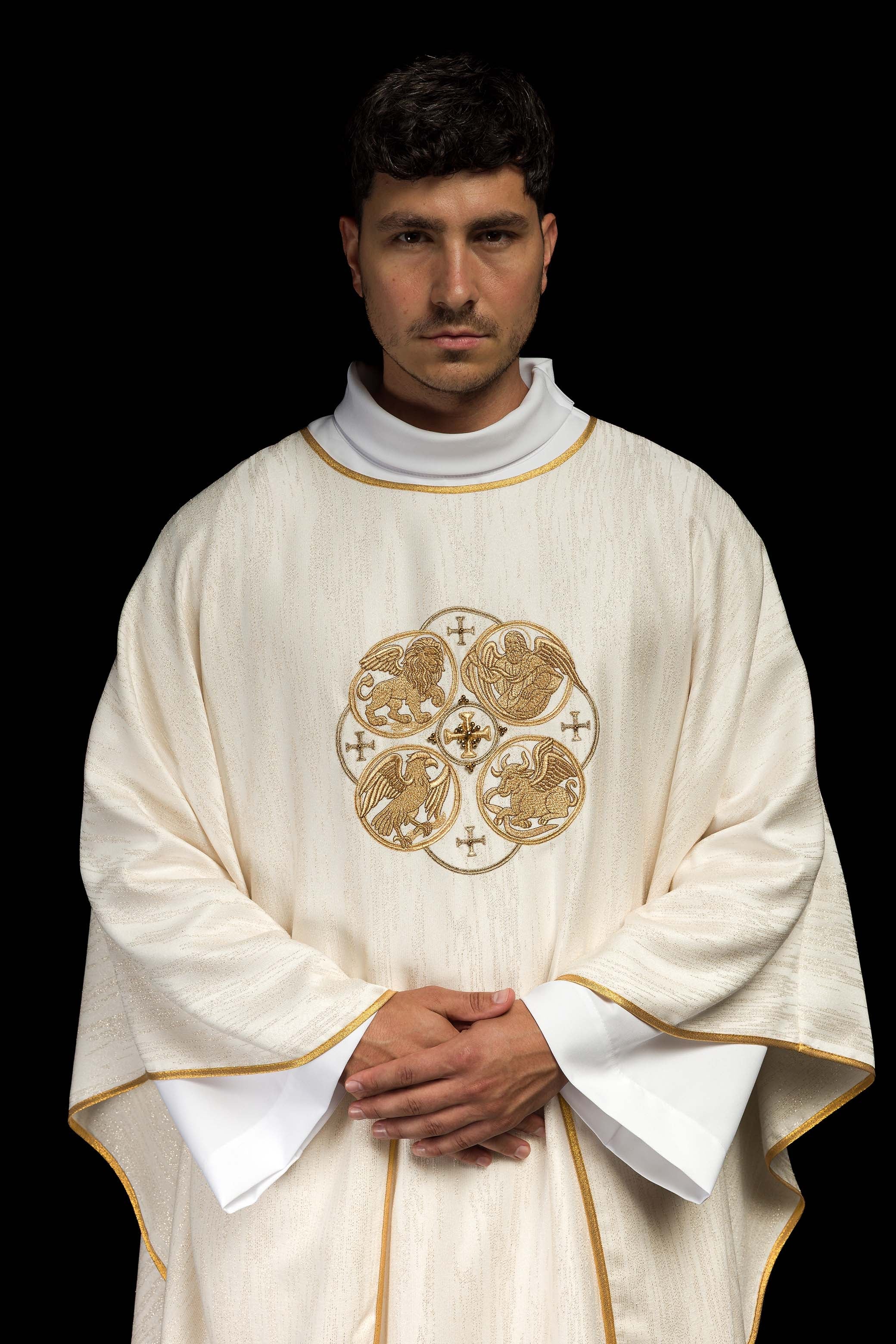 Casulla color ecru con bordado de los 4 Evangelistas sobre tela decorativa