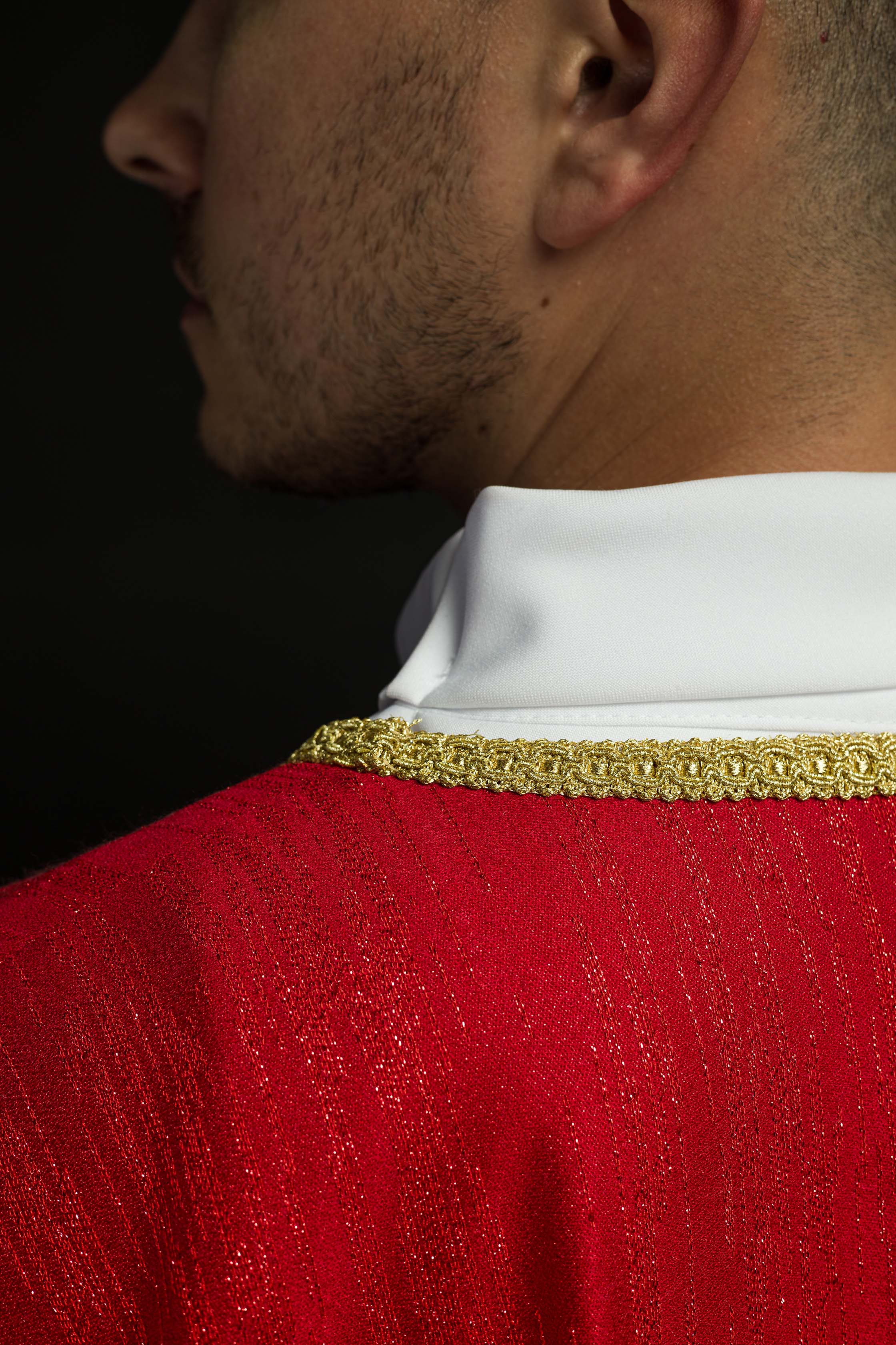 Casulla roja con motivo bordado de cruz en tejido decorativo