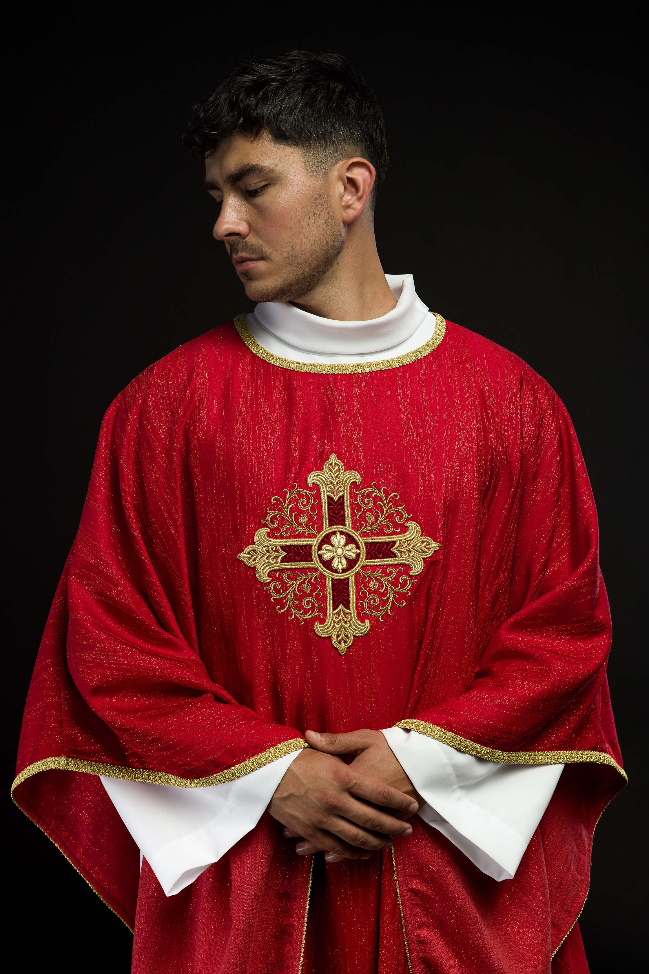 Casulla roja con motivo bordado de cruz en tejido decorativo