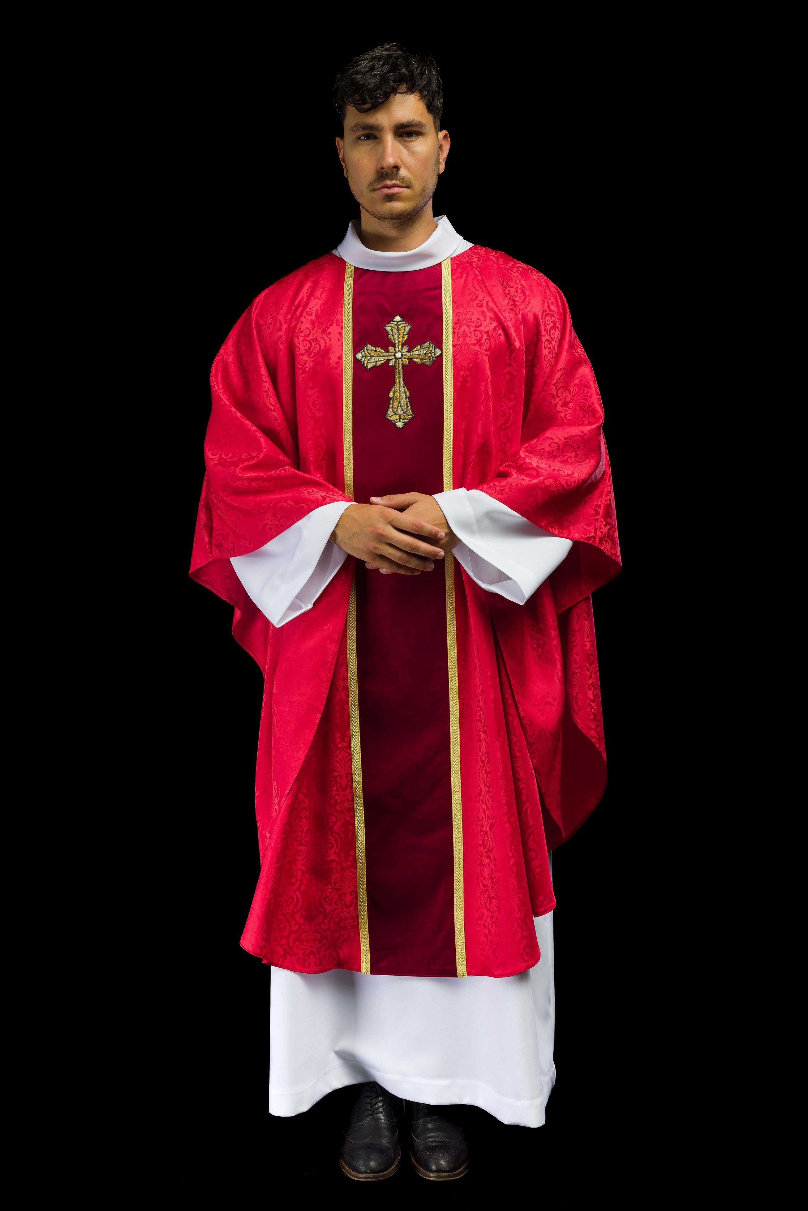 Casulla litúrgica roja con estola y bordado de cruz en tejido jacquard