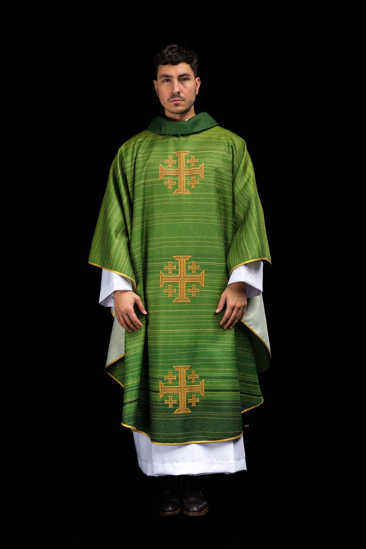 Casulla estampada con la Cruz de Jerusalén en color verde