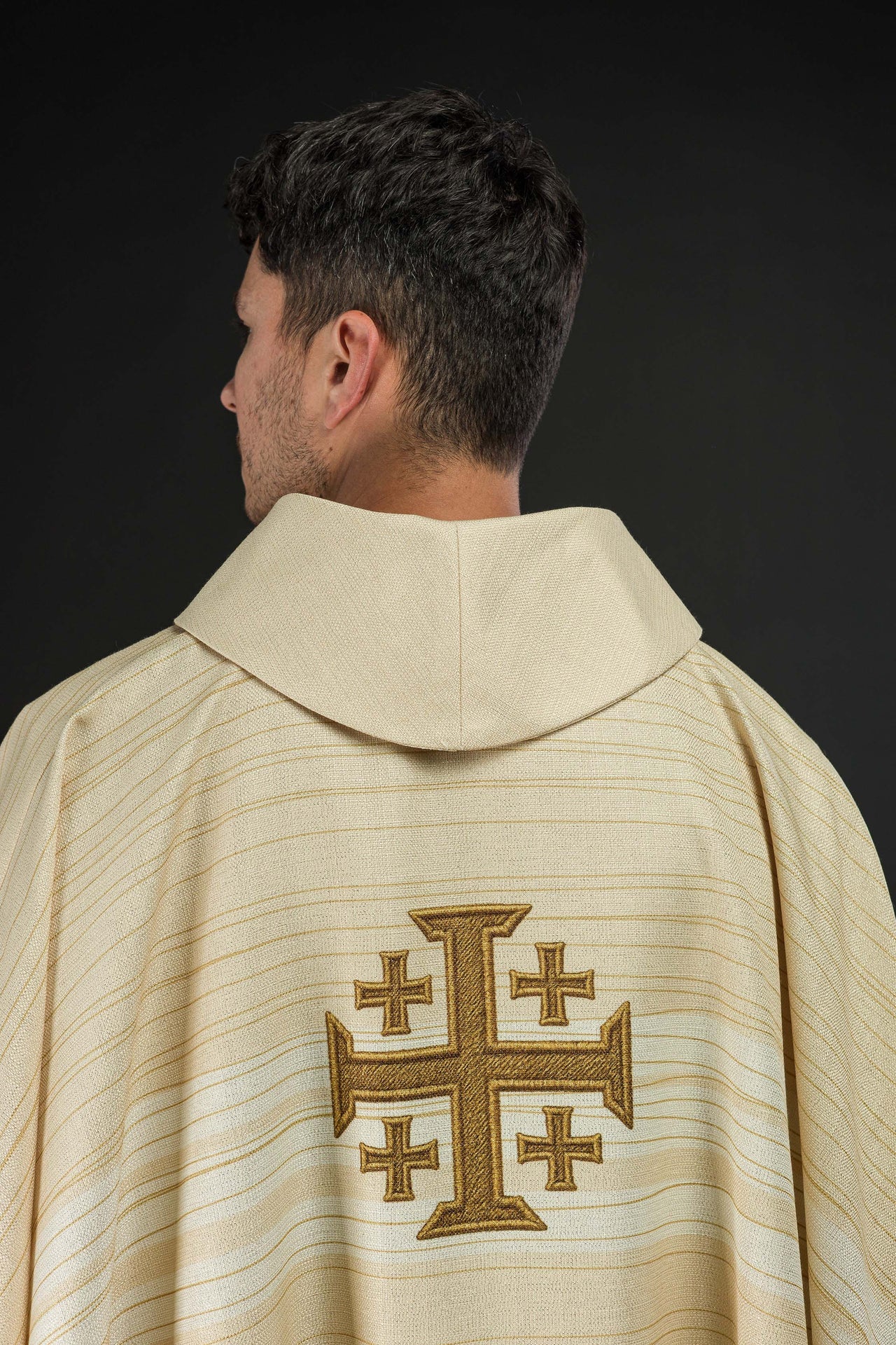Casulla estampada con la Cruz de Jerusalén – color ecru