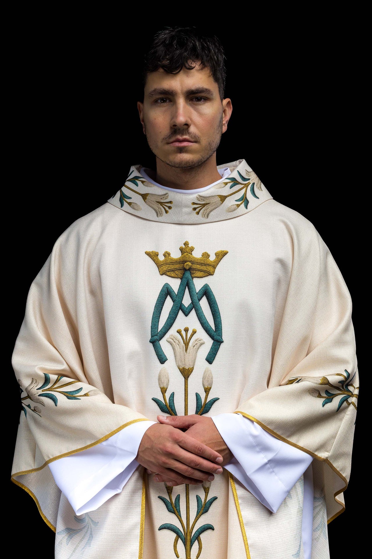 Ornat Maryjny drukowany ze wzorem lilii i monogramem ecru - ORNATY.PL