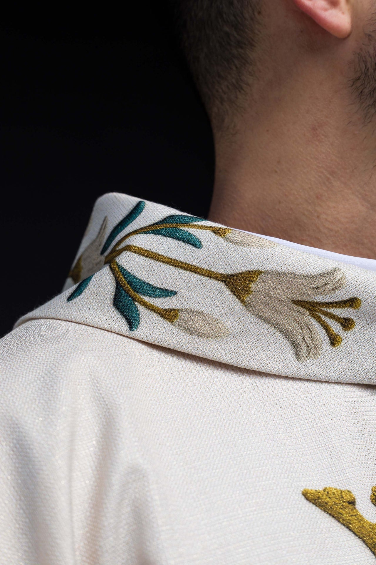 Casulla mariana estampada con motivo de lirios y monograma color ecru