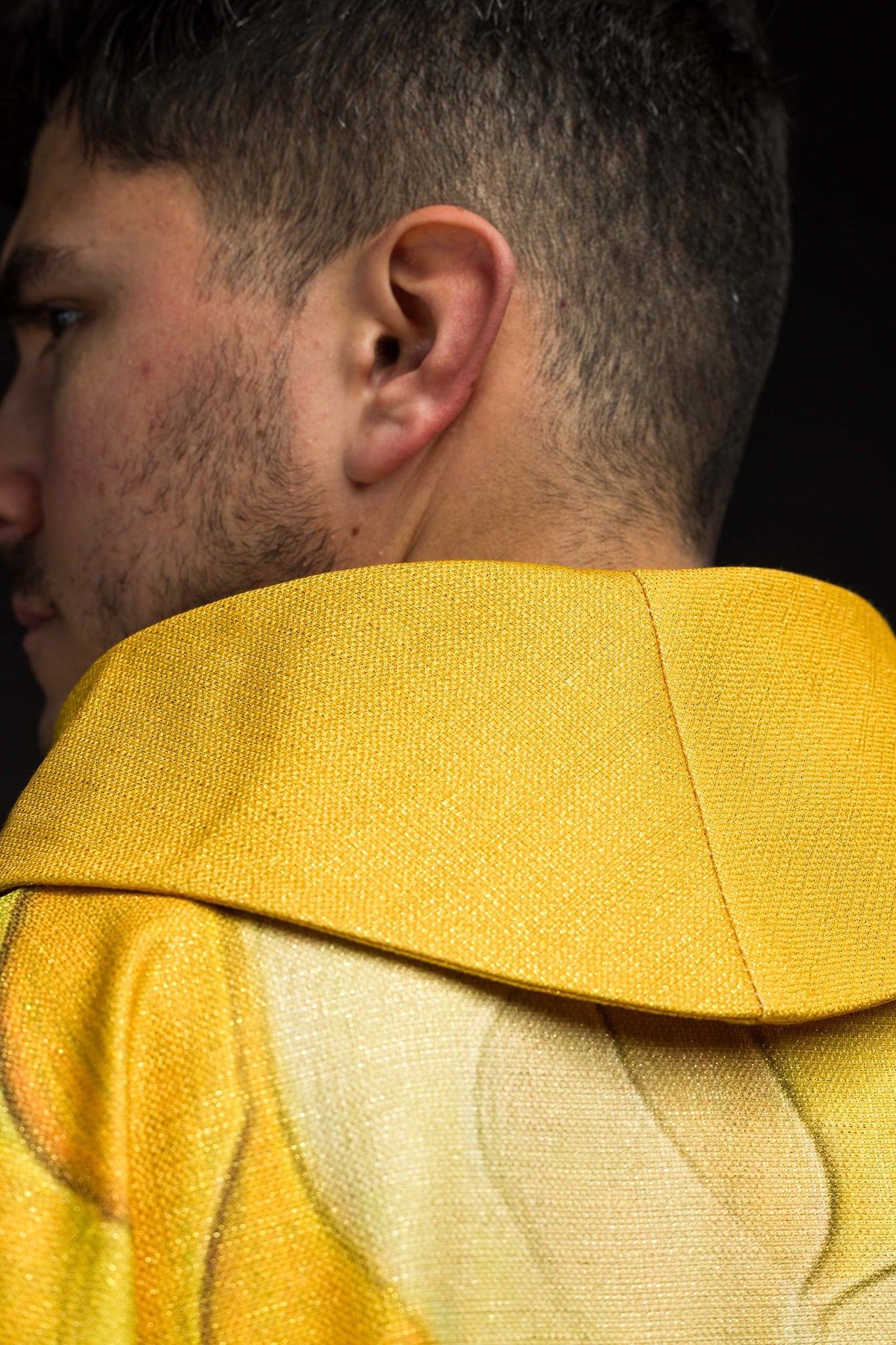 Casulla estampada multicolor con motivo de cruz