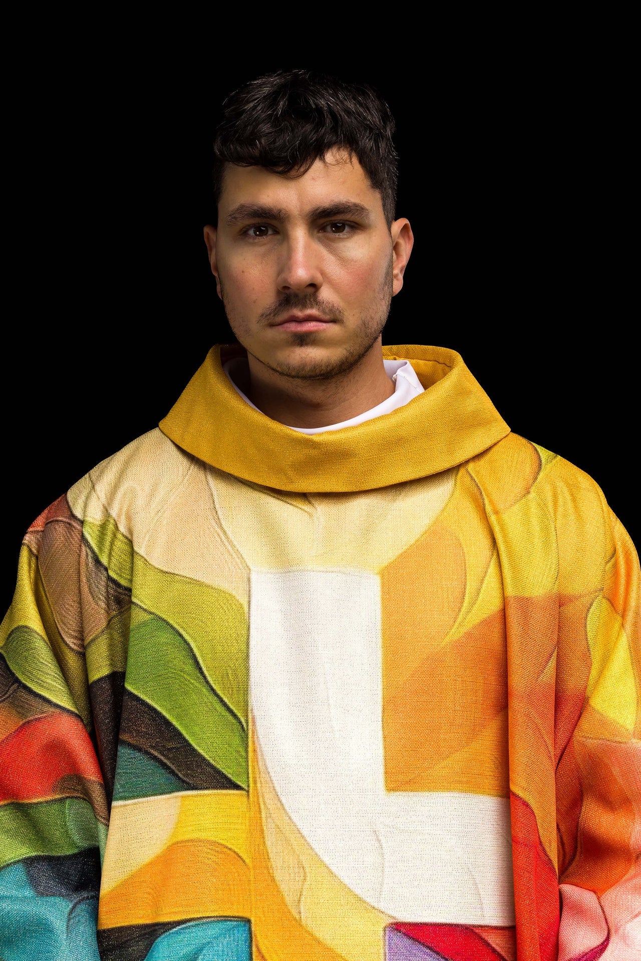 Casulla estampada multicolor con motivo de cruz