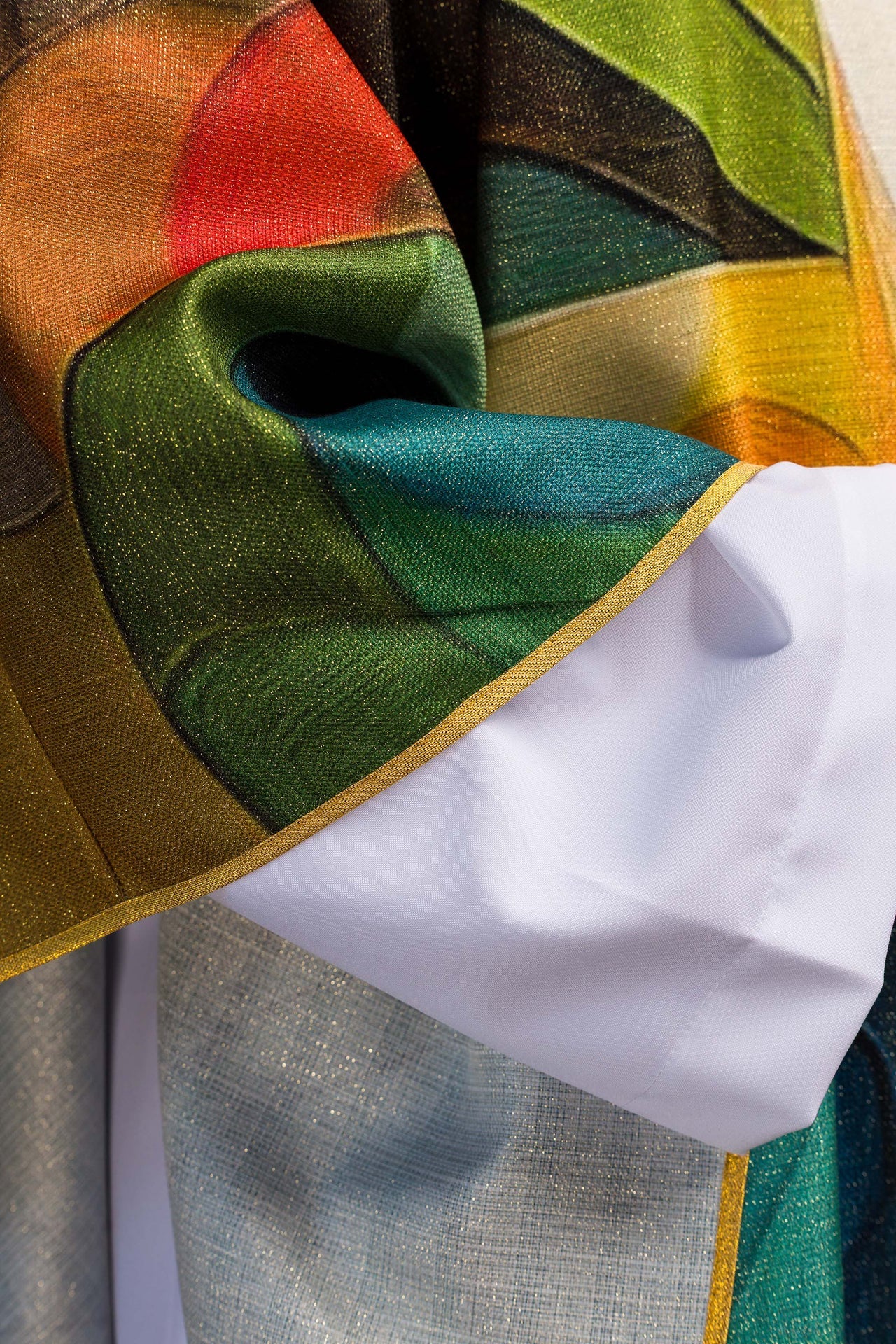 Casulla estampada multicolor con motivo de cruz