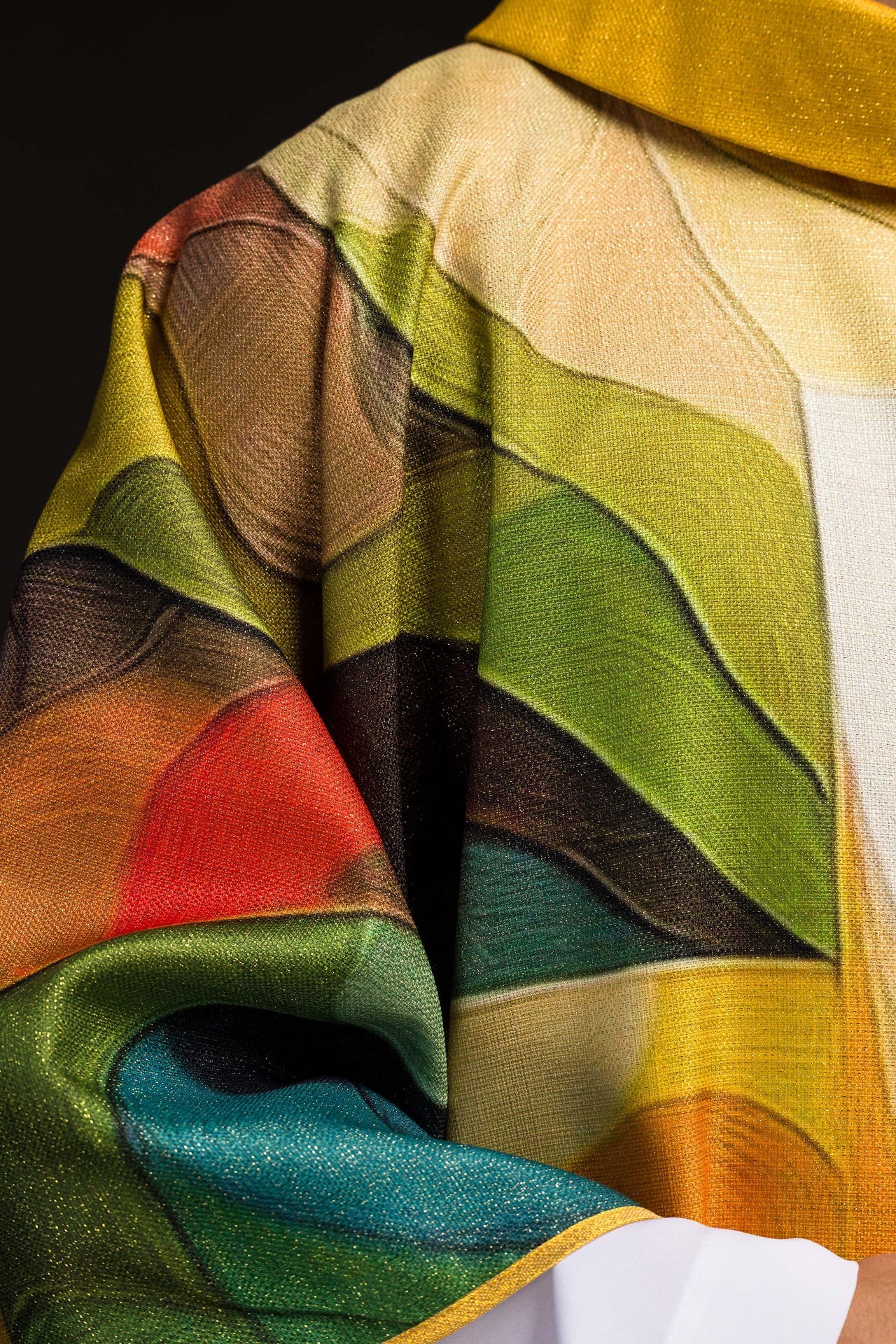 Casulla estampada multicolor con motivo de cruz