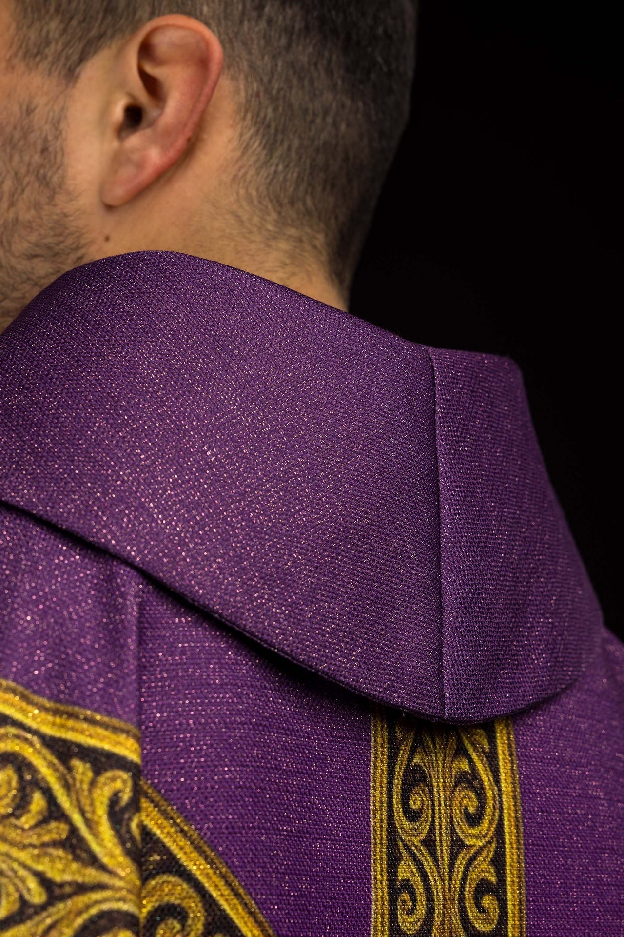 Casulla estampada “Pax” morada con ricos adornos dorados