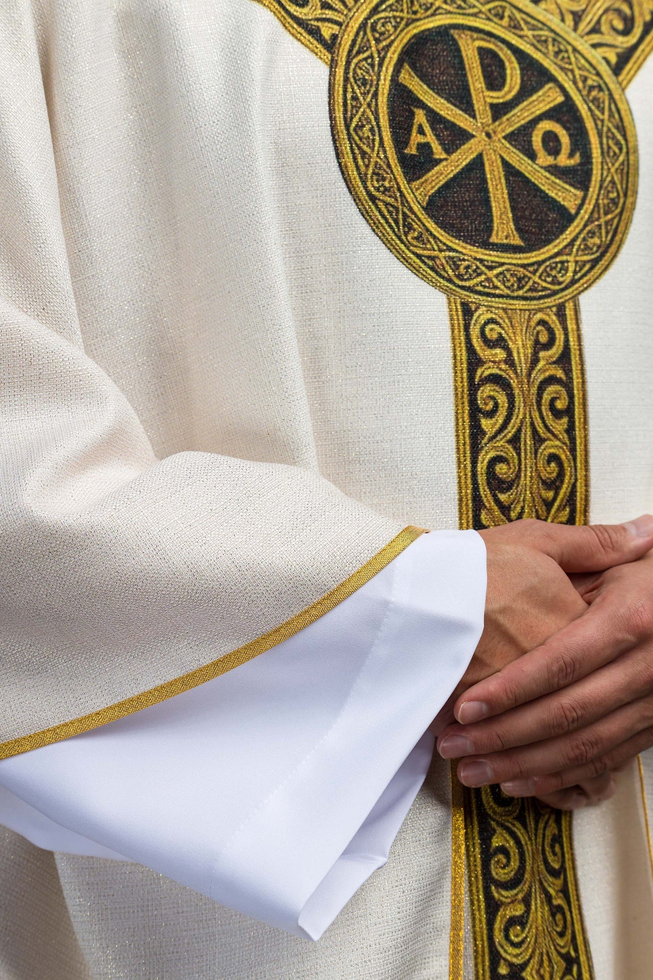 Casulla estampada Pax Ecru con rica decoración dorada