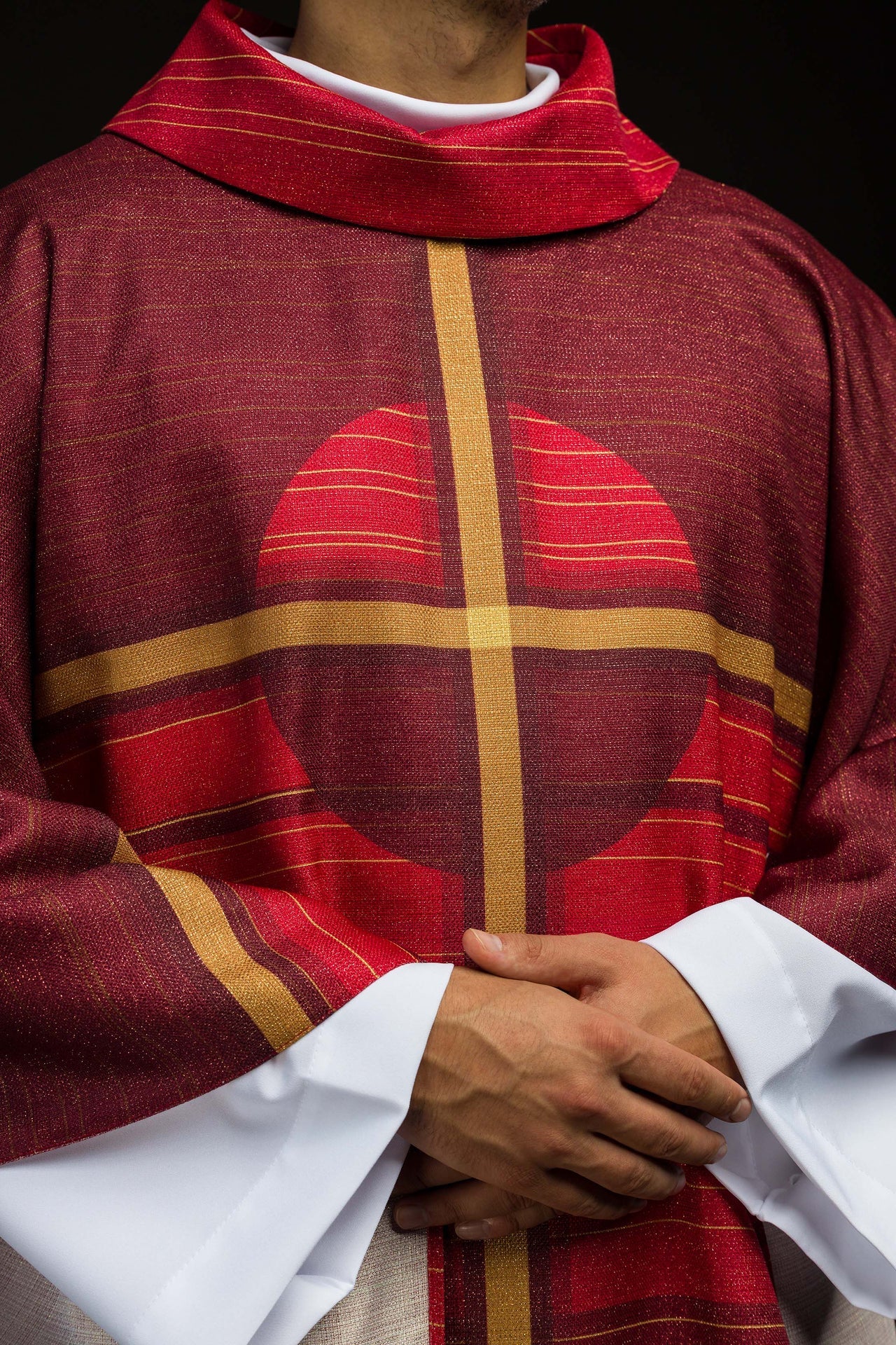 Casulla estampada roja con motivo de cruz