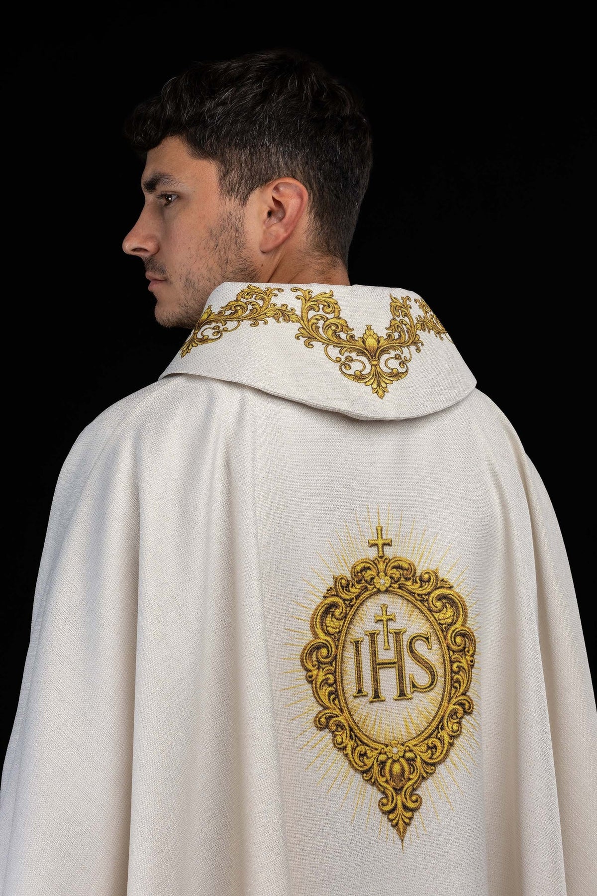 Casulla estampada con motivo del Sagrado Corazón de Jesús, marfil