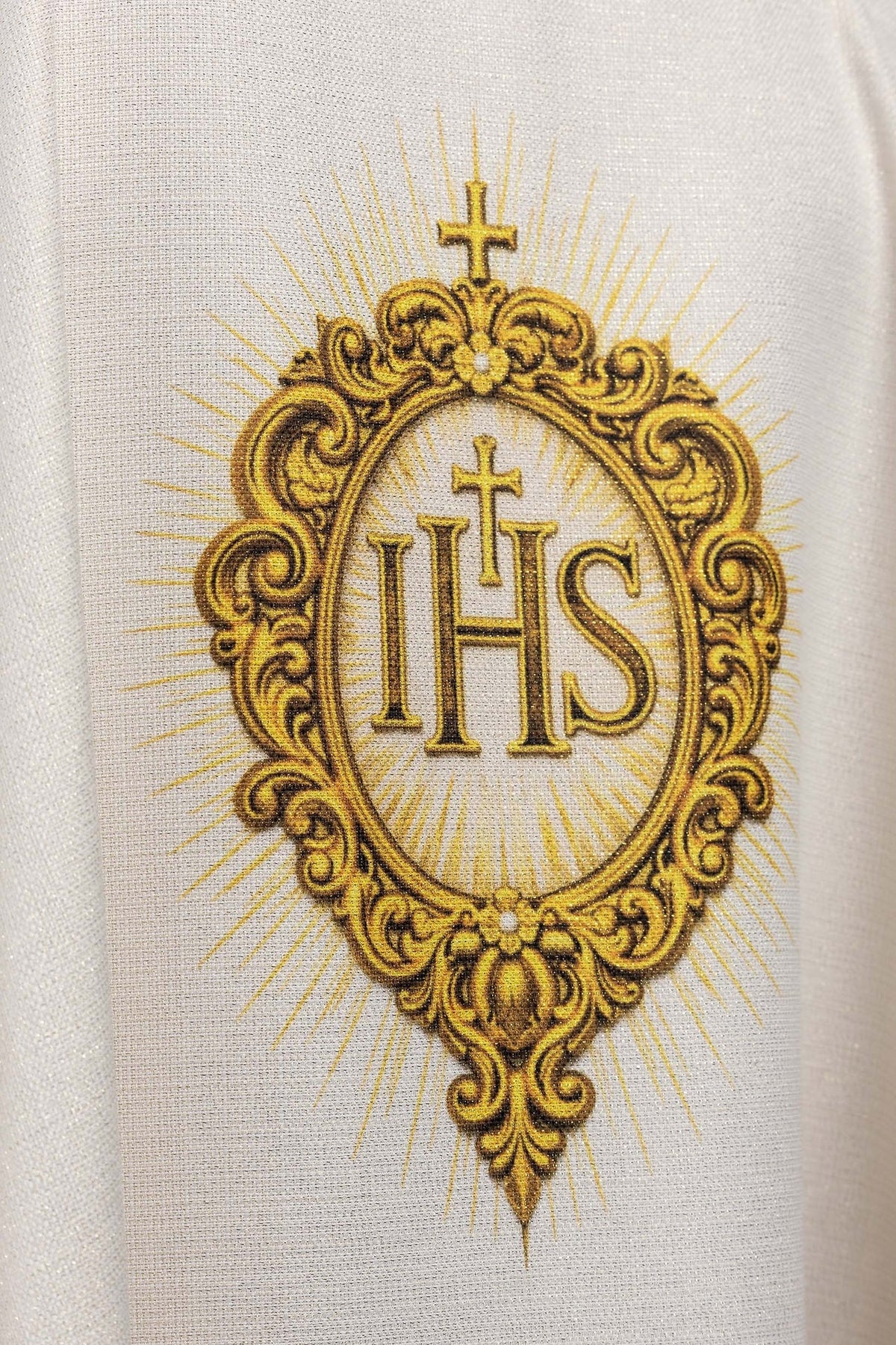 Casulla estampada con motivo del Sagrado Corazón de Jesús, marfil