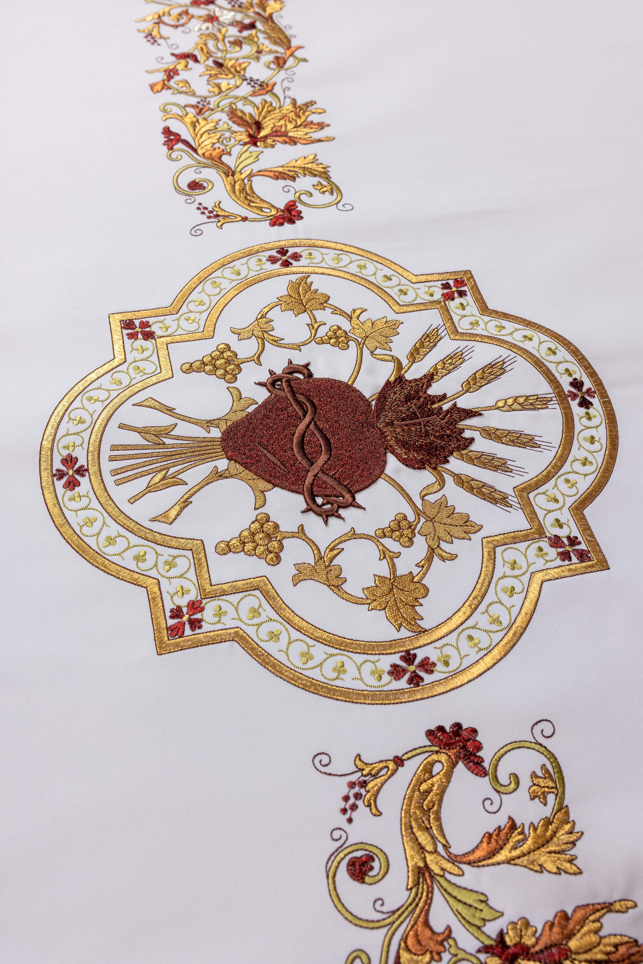 Mantel de altar con bordado frontal en motivo del Sagrado Corazón
