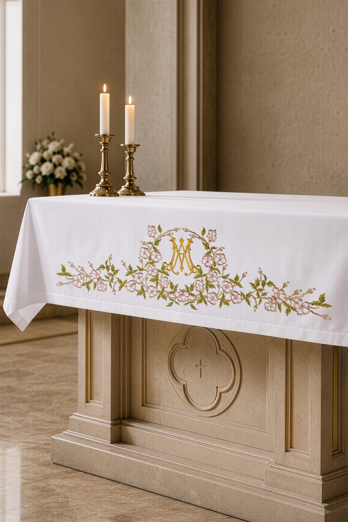 Mantel de altar ricamente decorado con bordado frontal en motivo mariano