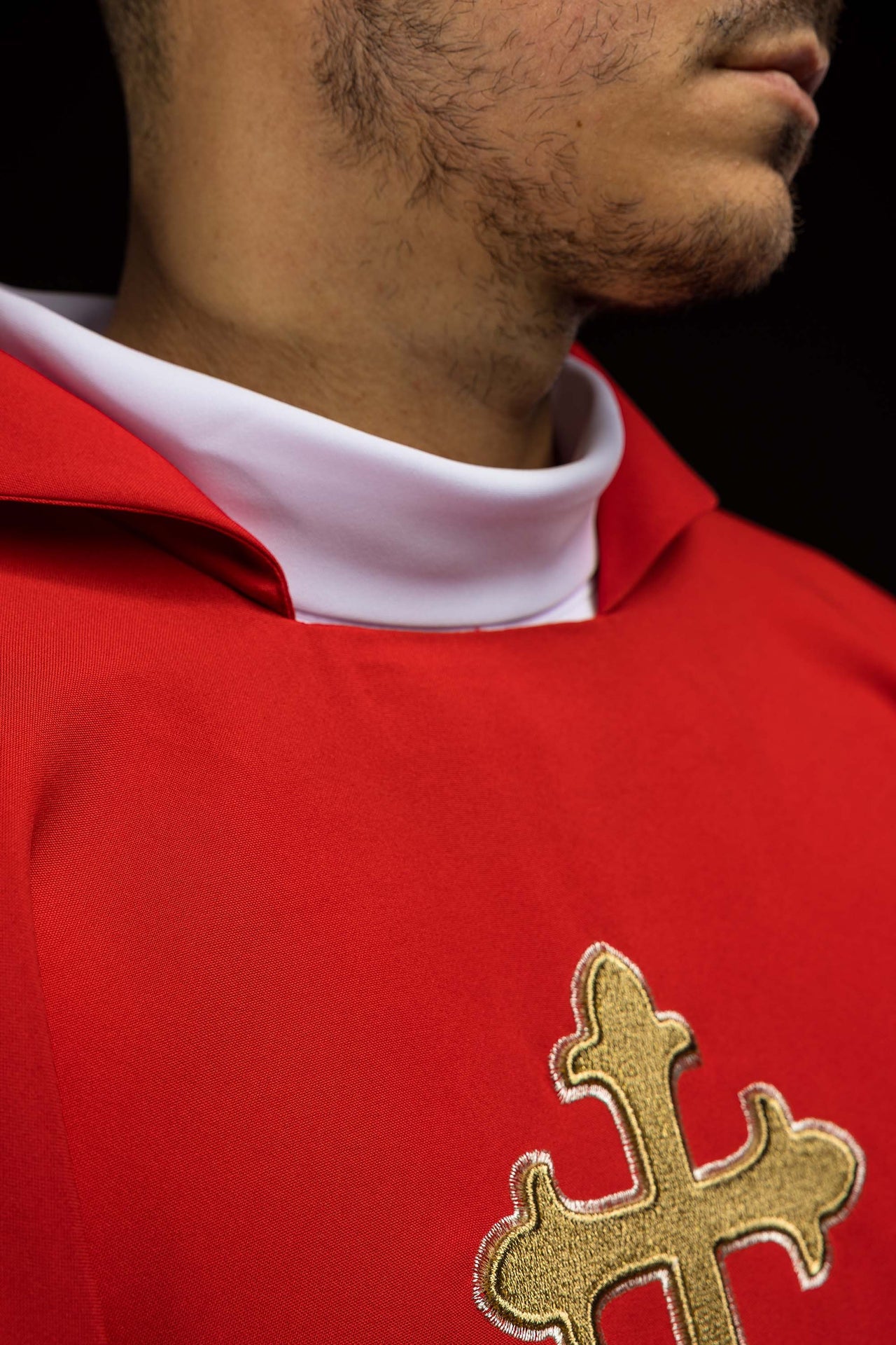 Casulla bordada con el símbolo de la cruz y cuello ancho en color rojo