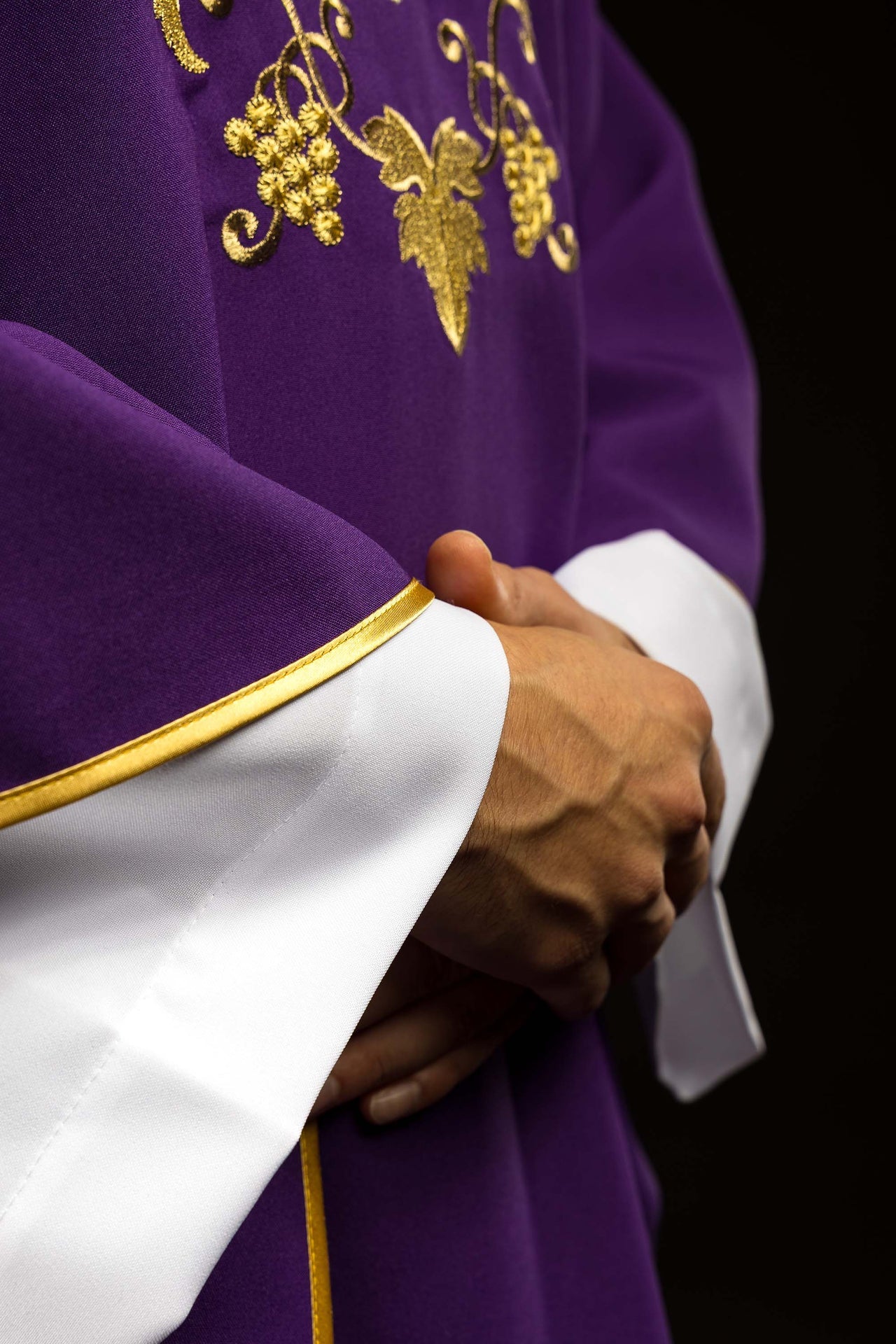 Casulla bordada con el símbolo de la cruz y cuello ancho en color morado