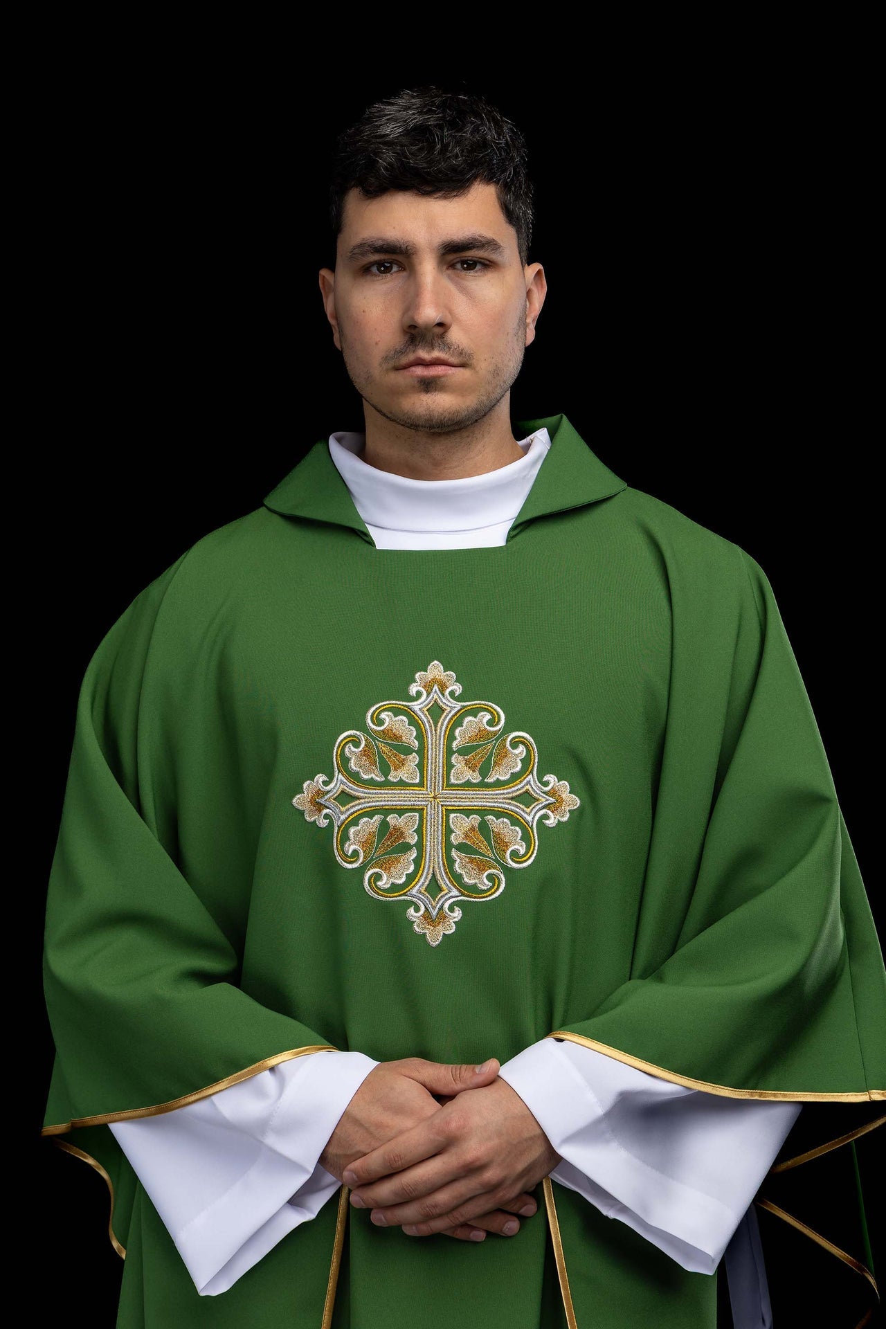 Casulla verde bordada con cruz ornamentada y cuello amplio