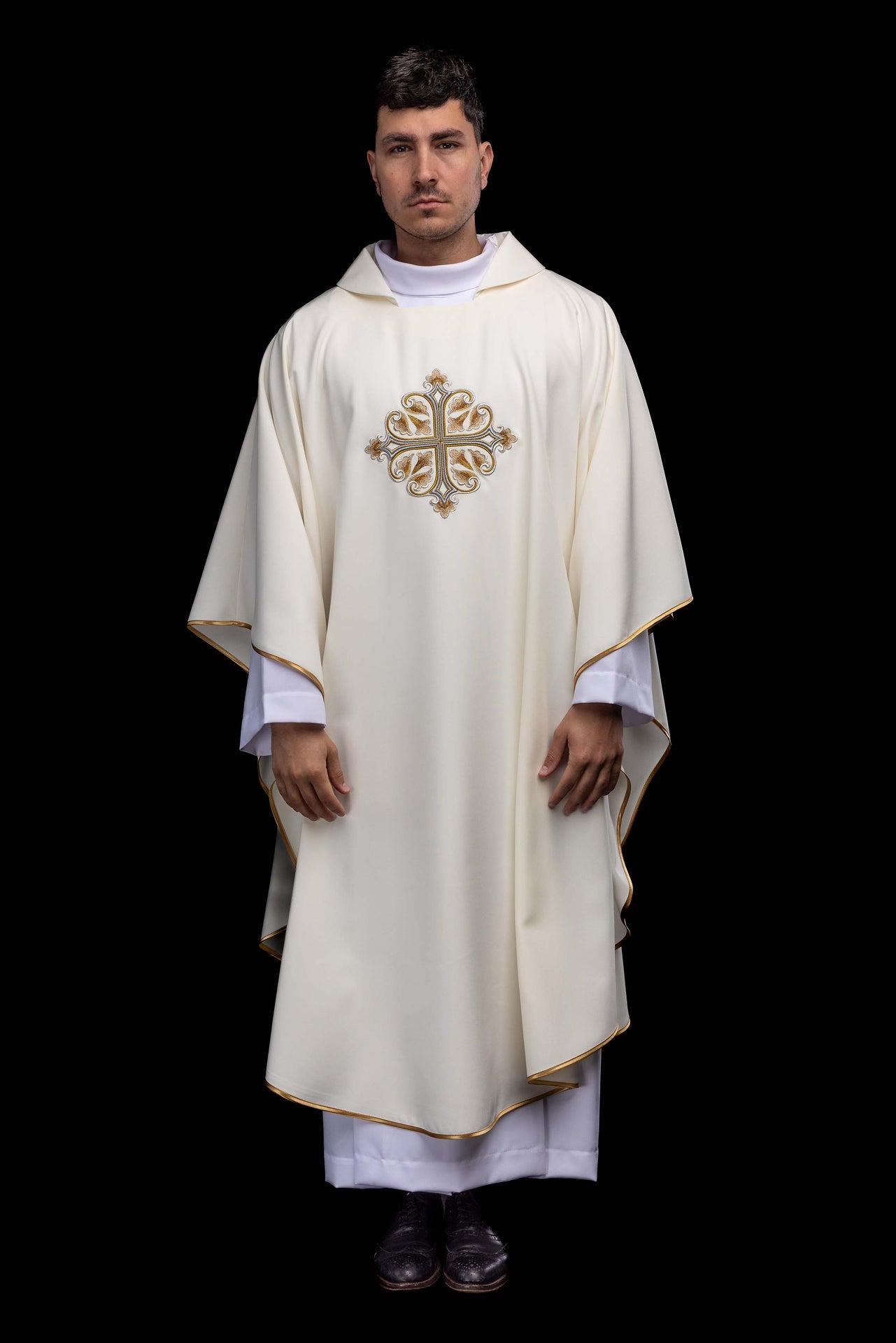 Casulla ecru bordada con cruz ornamentada y cuello amplio