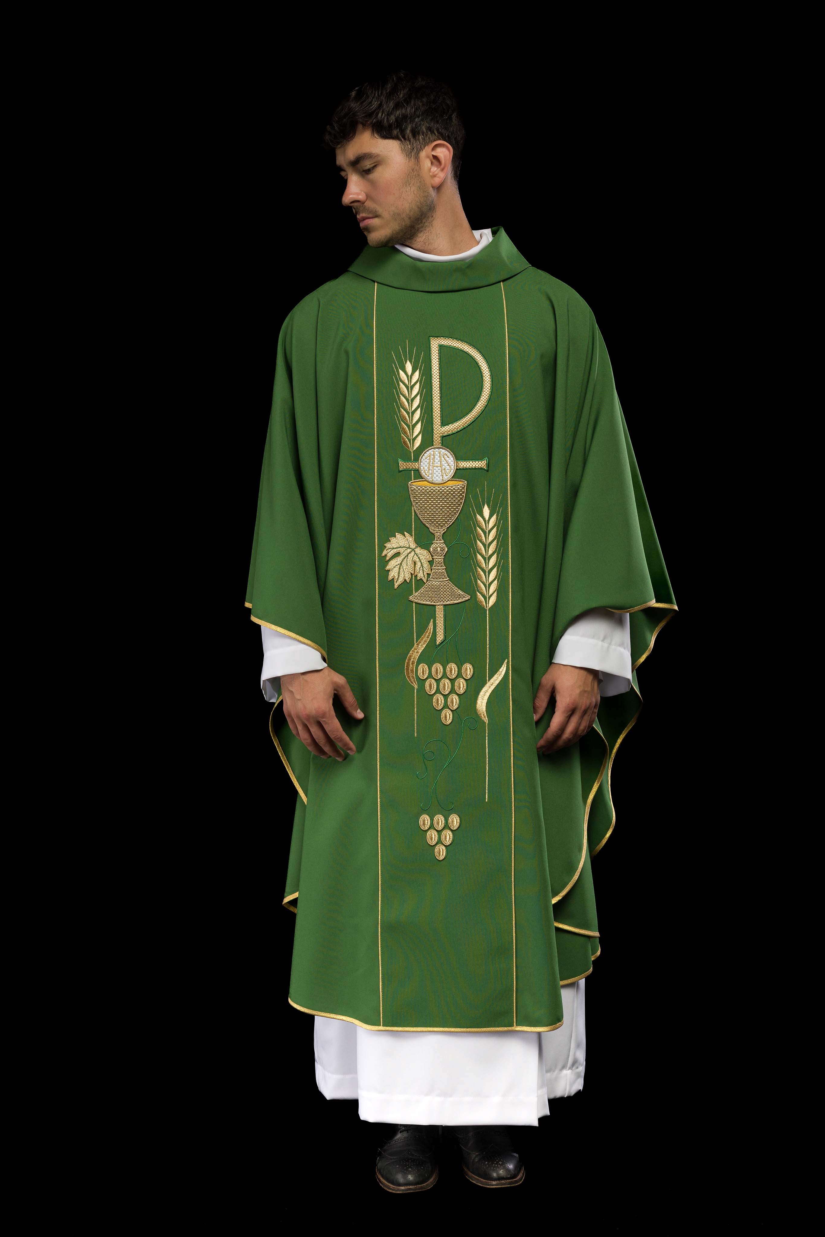 Casulla verde con bordado cáliz e IHS