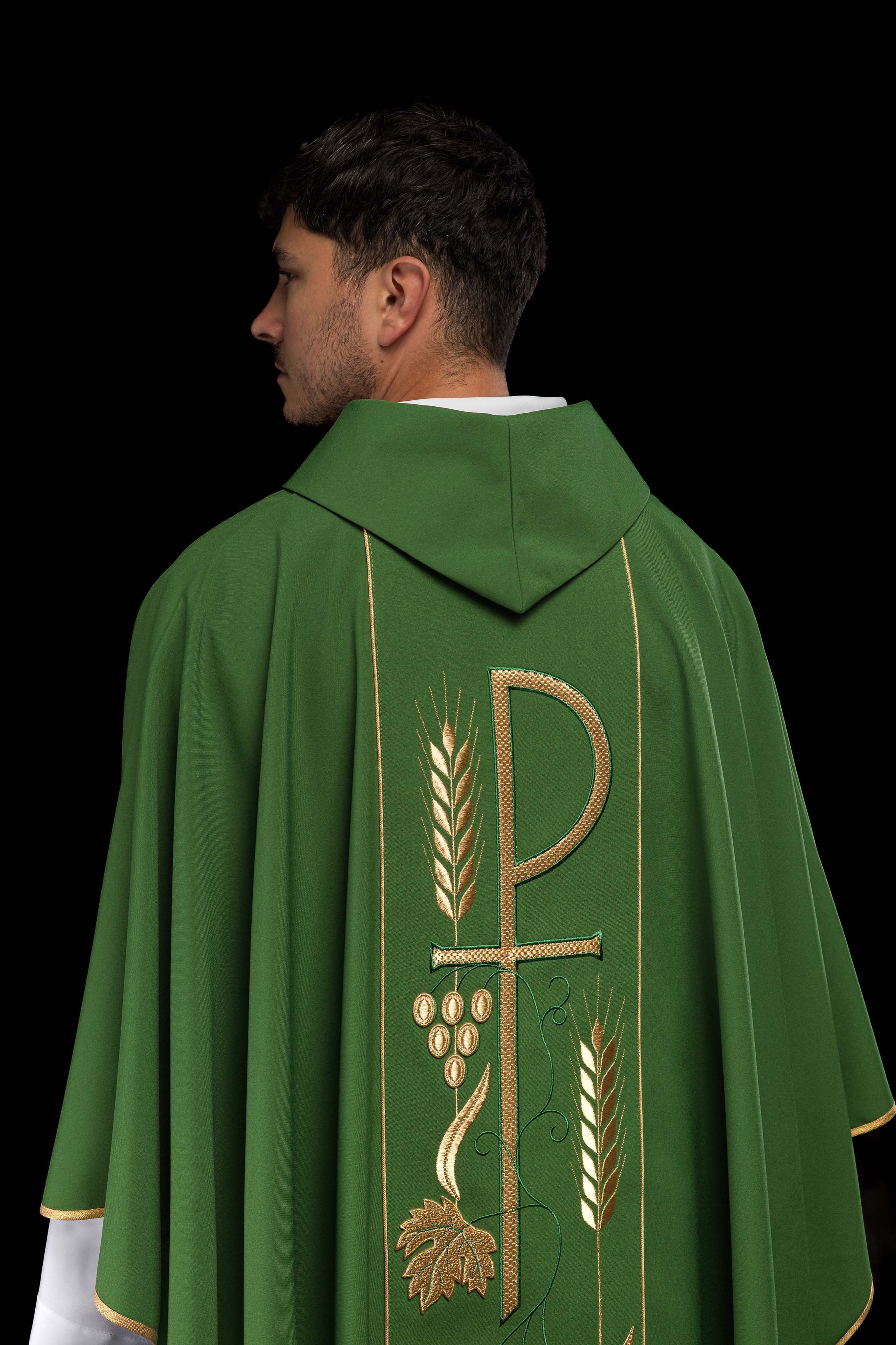 Casulla verde con bordado cáliz e IHS