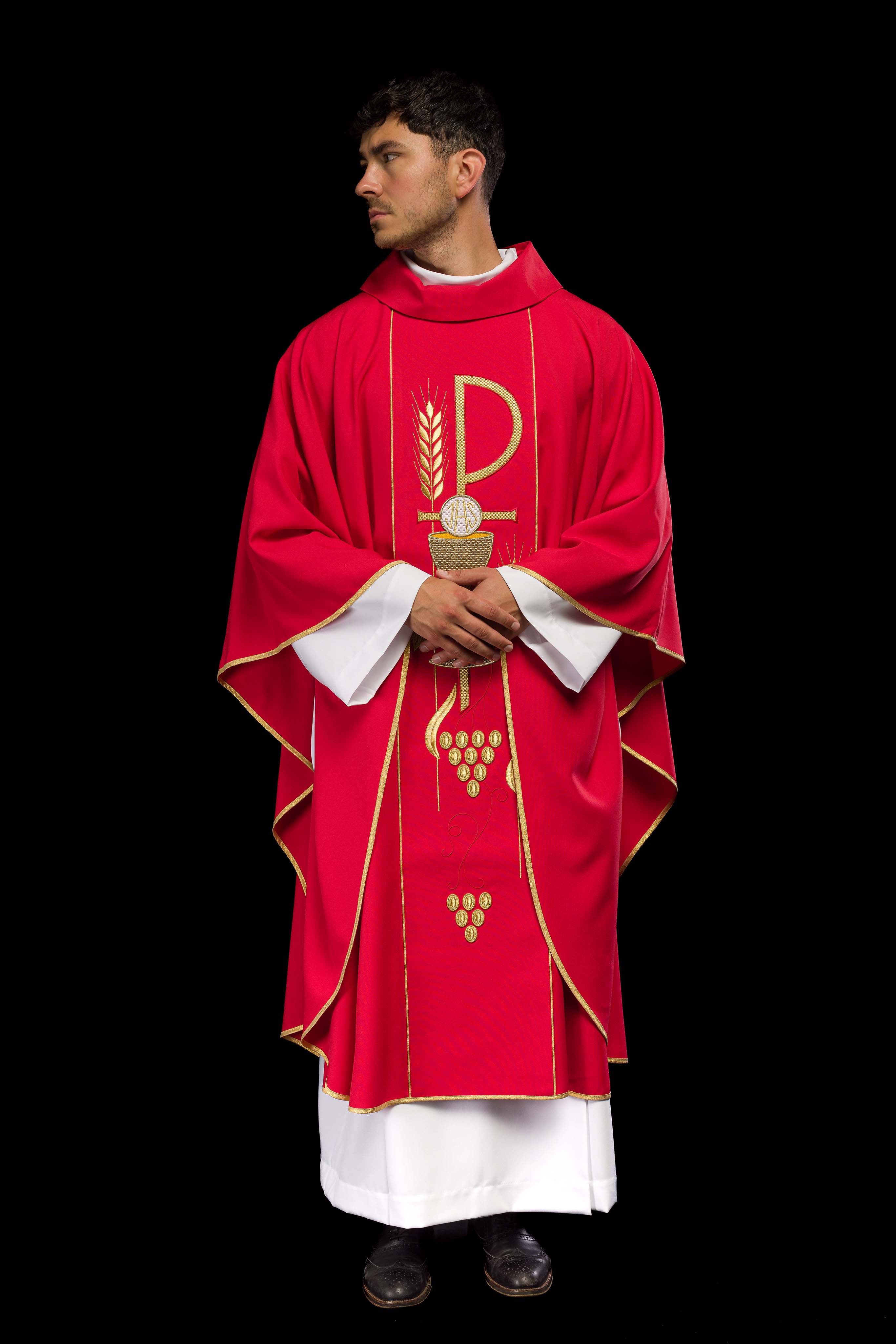 Casulla roja con bordado cáliz e IHS