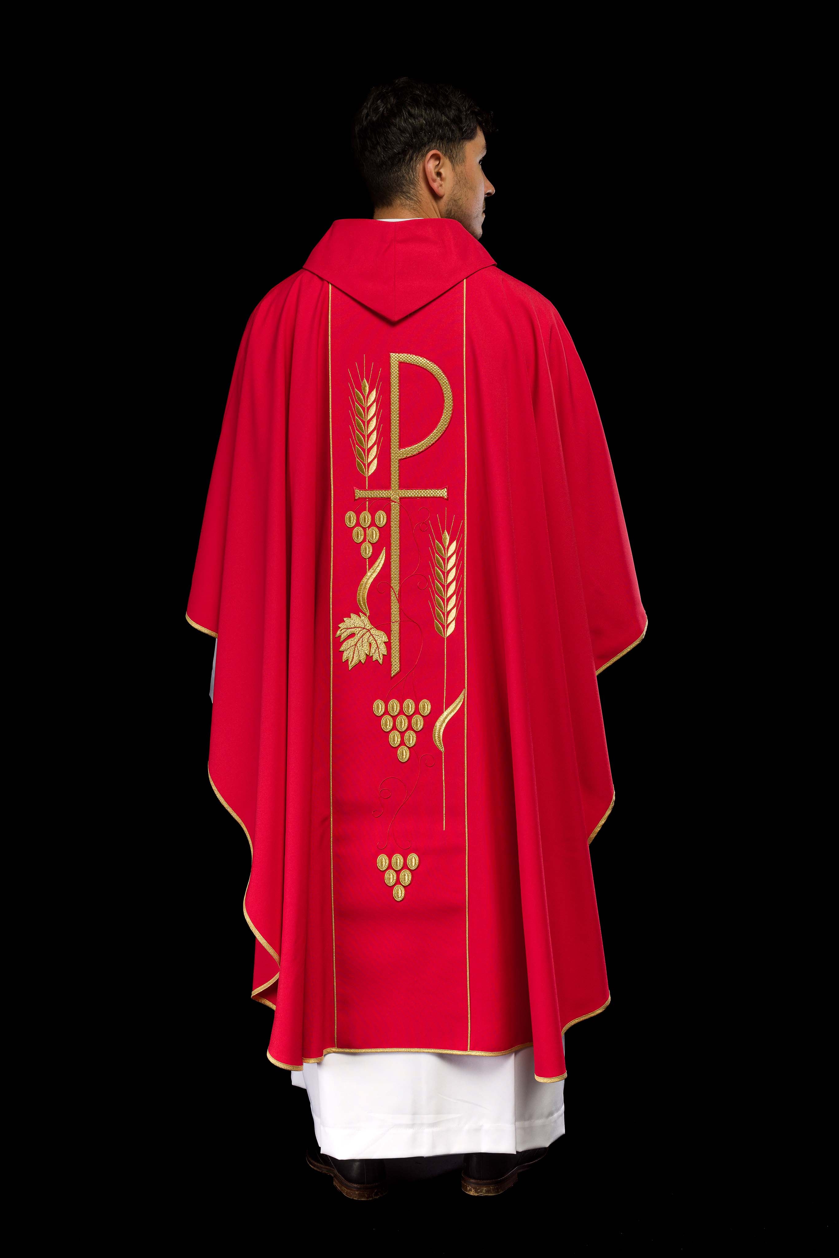 Casulla roja con bordado cáliz e IHS