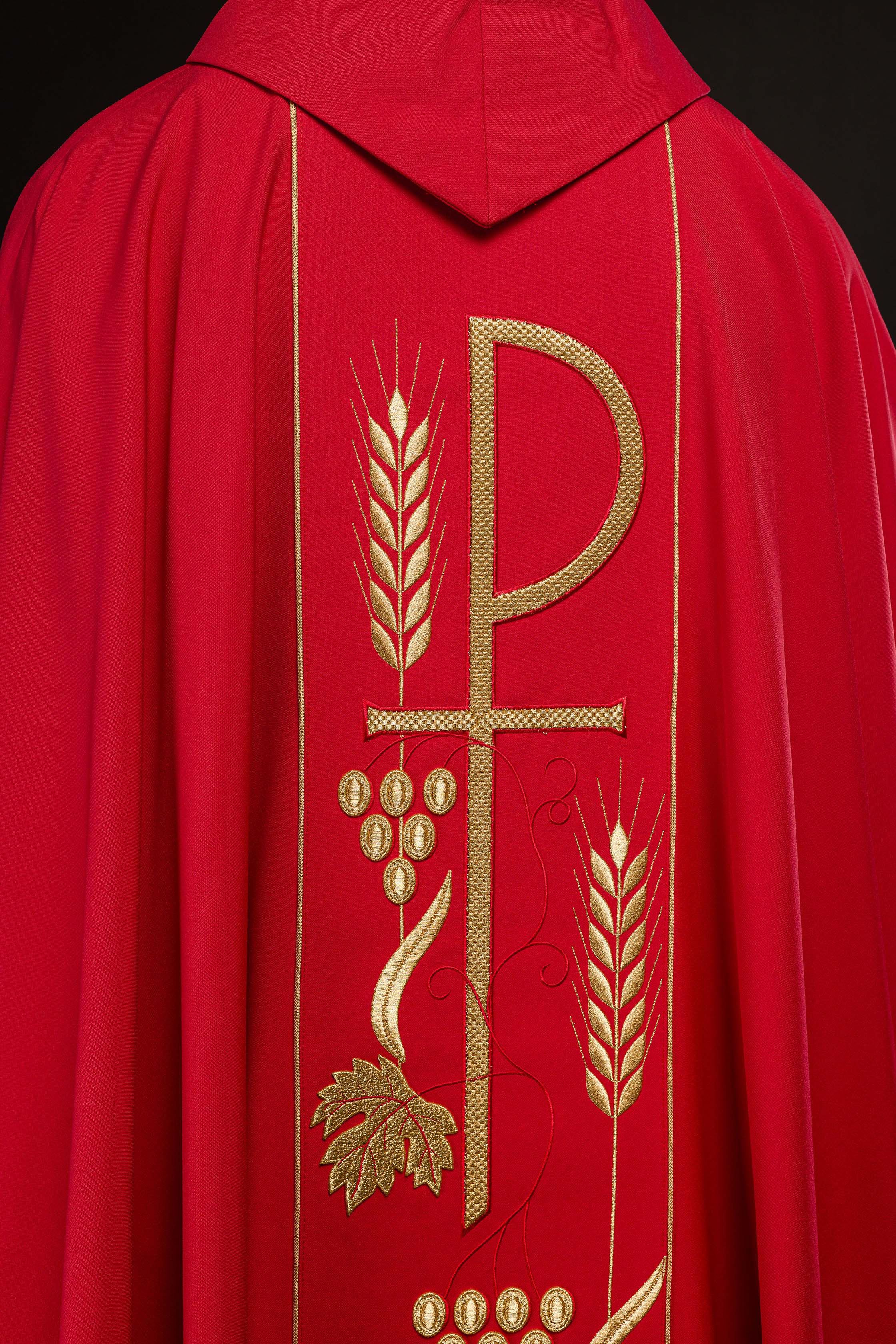 Casulla roja con bordado cáliz e IHS
