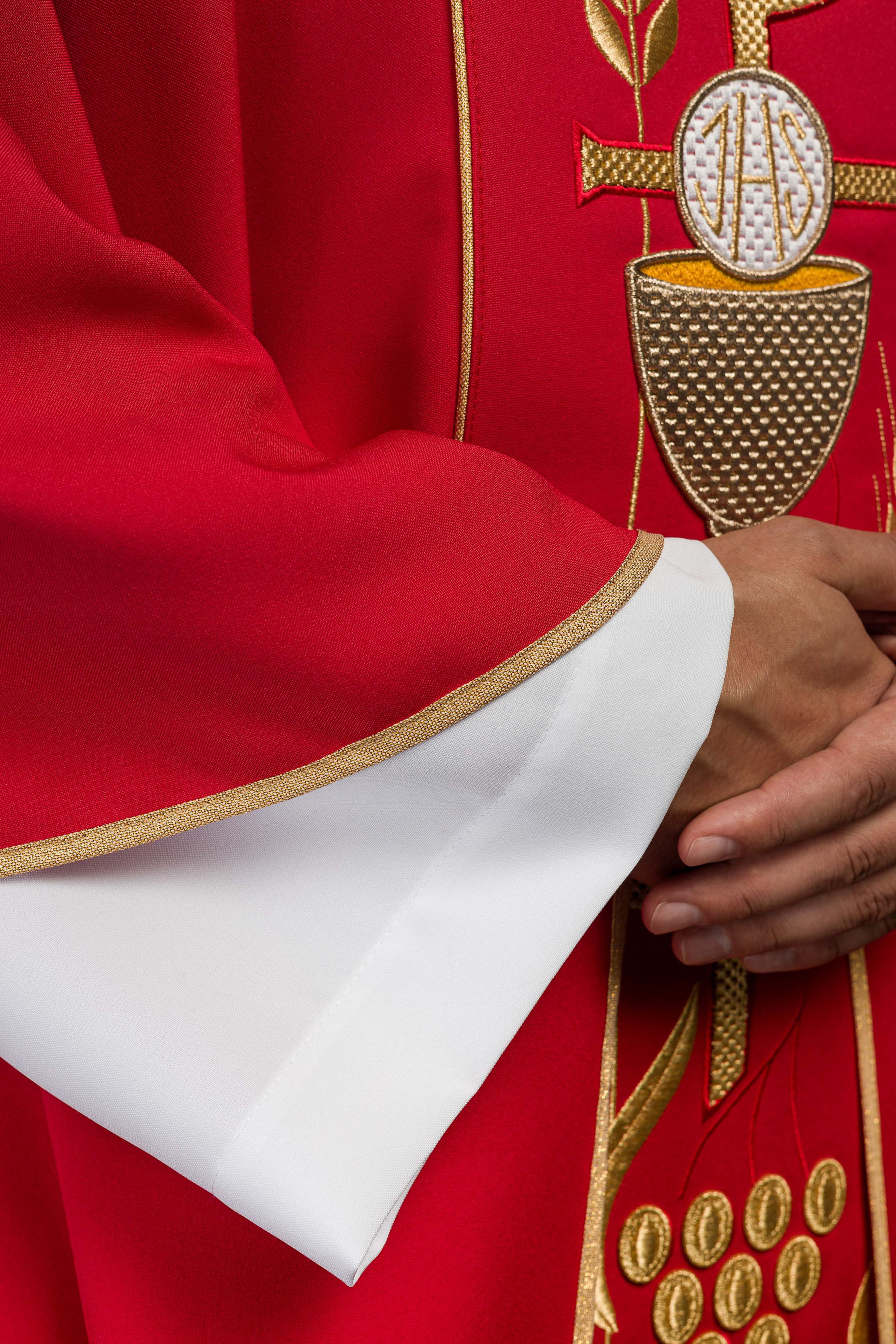 Casulla roja con bordado cáliz e IHS