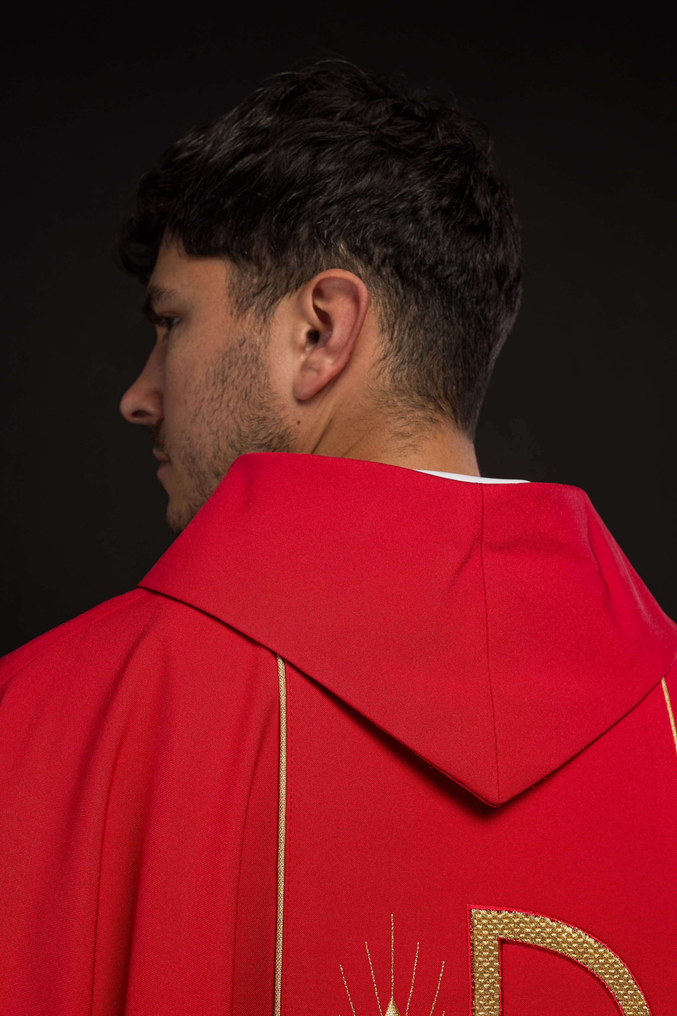 Casulla roja con bordado cáliz e IHS