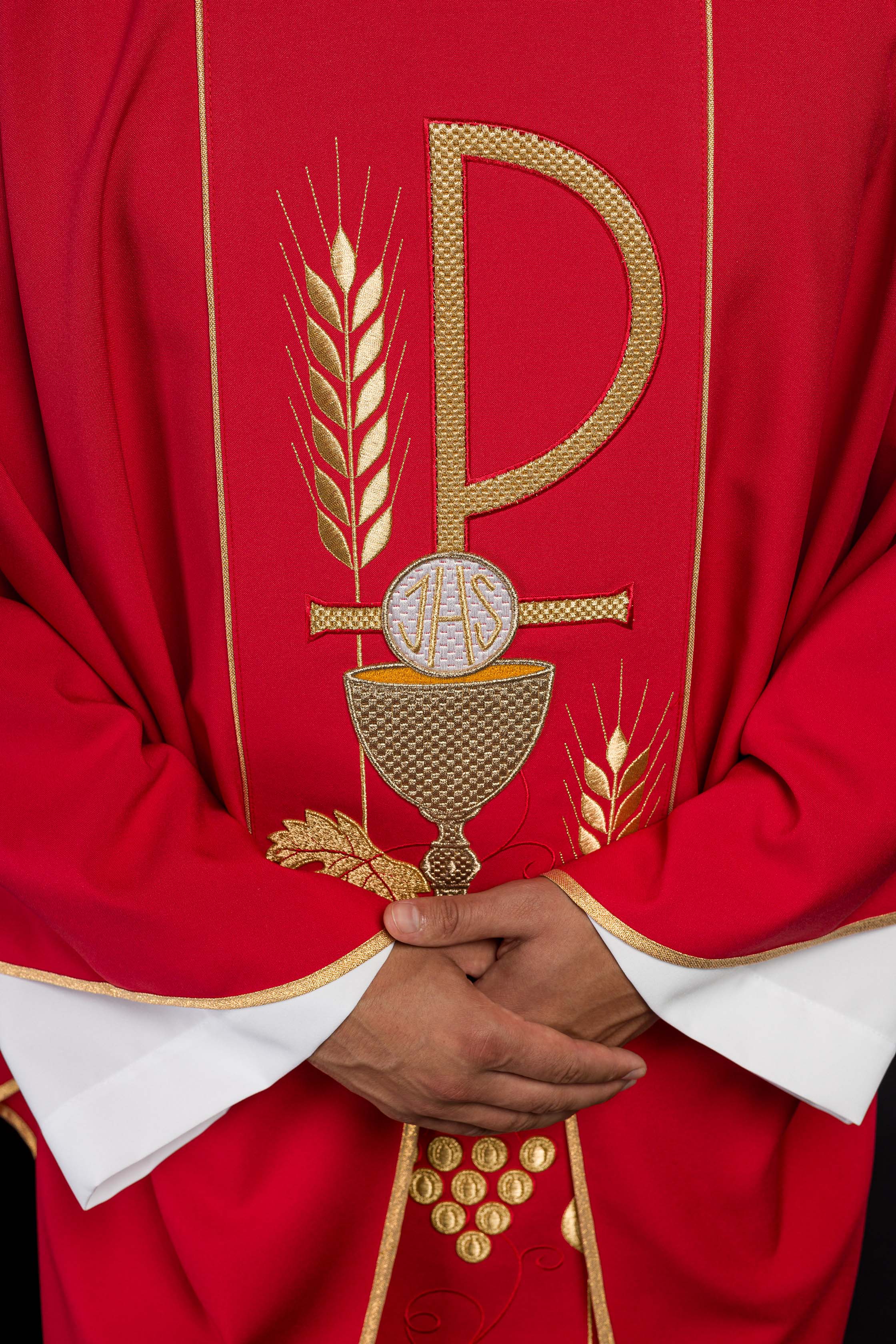 Casulla roja con bordado cáliz e IHS