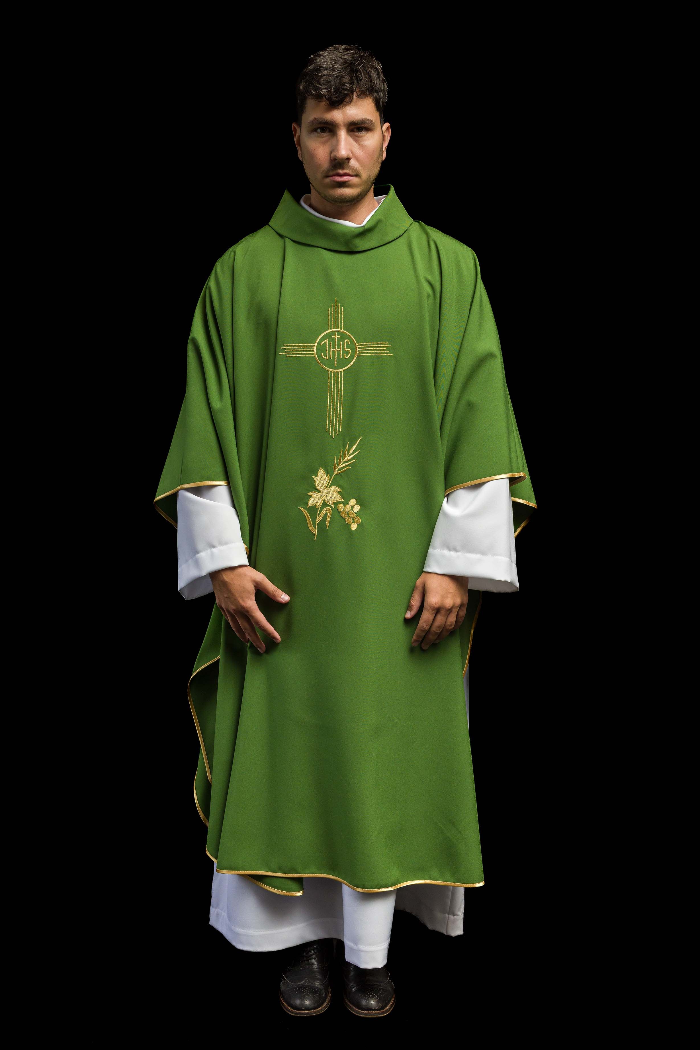Casulla verde con bordado IHS