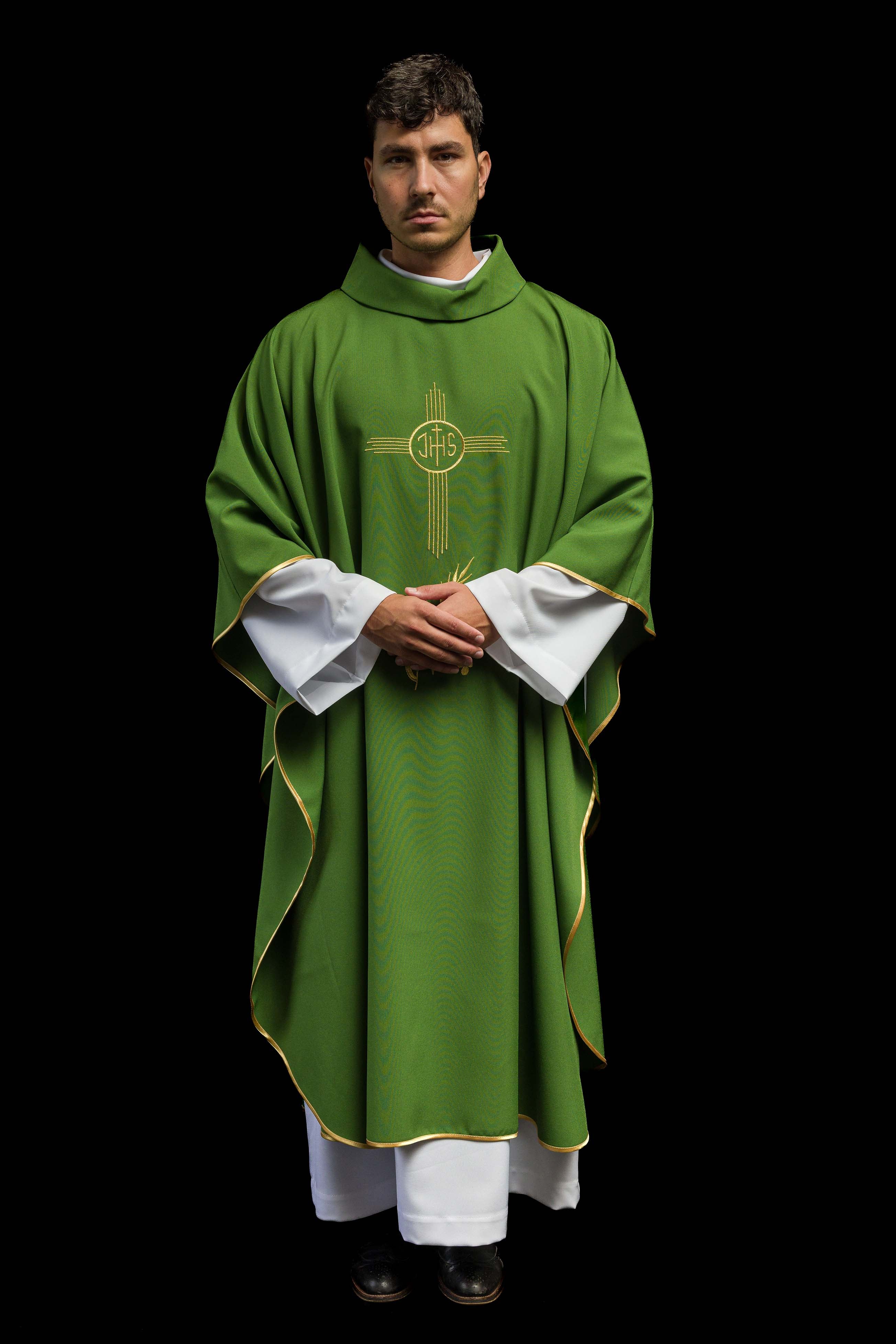 Casulla verde con bordado IHS