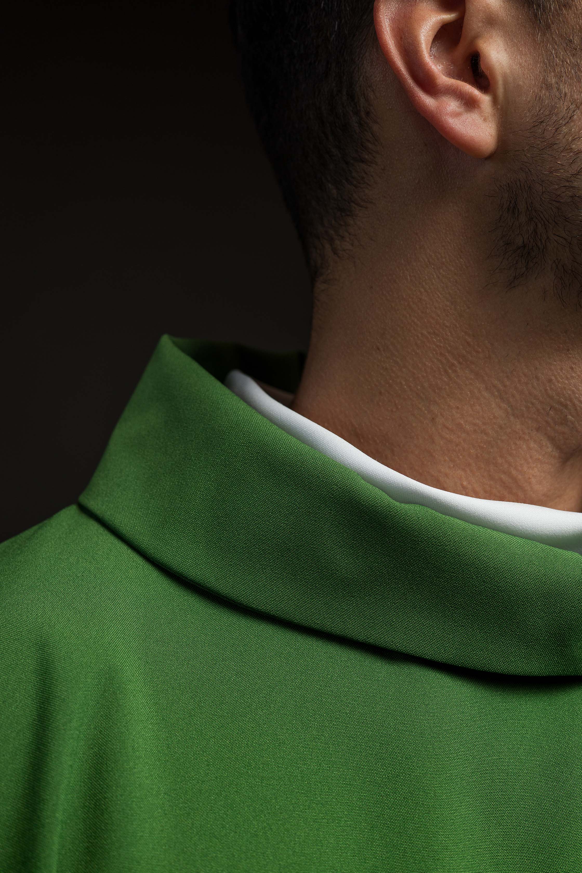 Casulla verde con bordado IHS