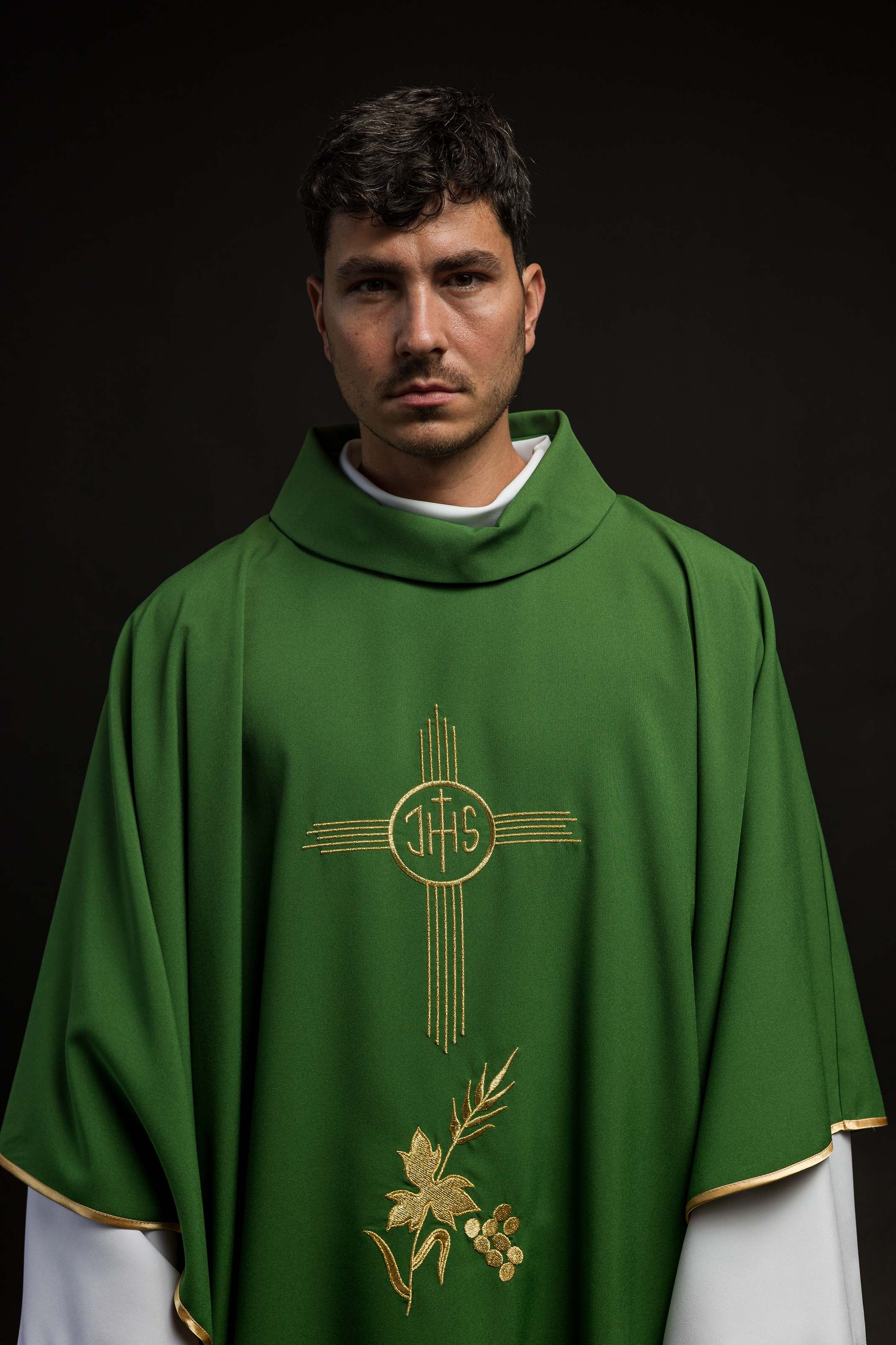 Casulla verde con bordado IHS
