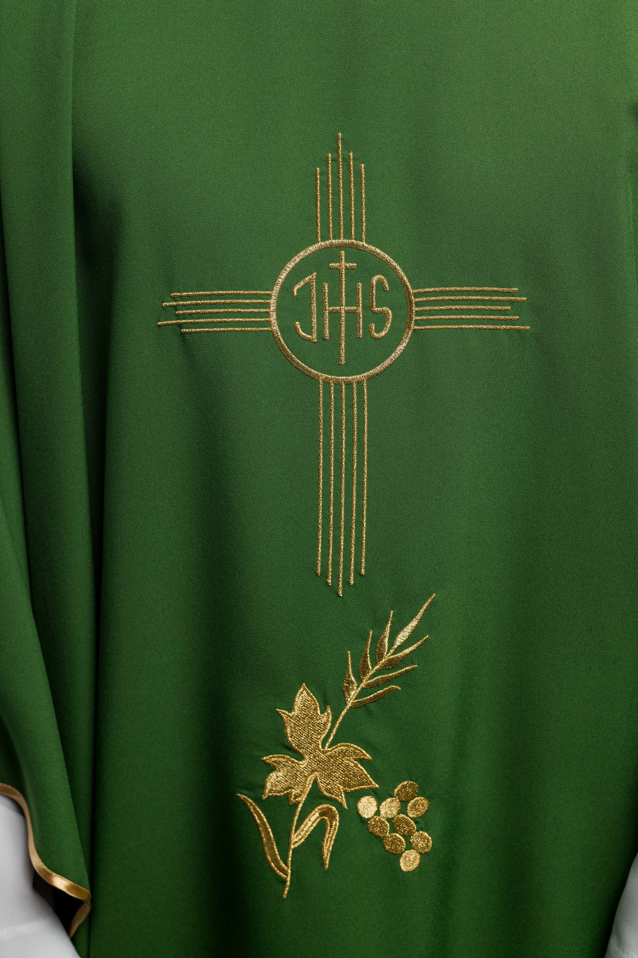 Casulla verde con bordado IHS
