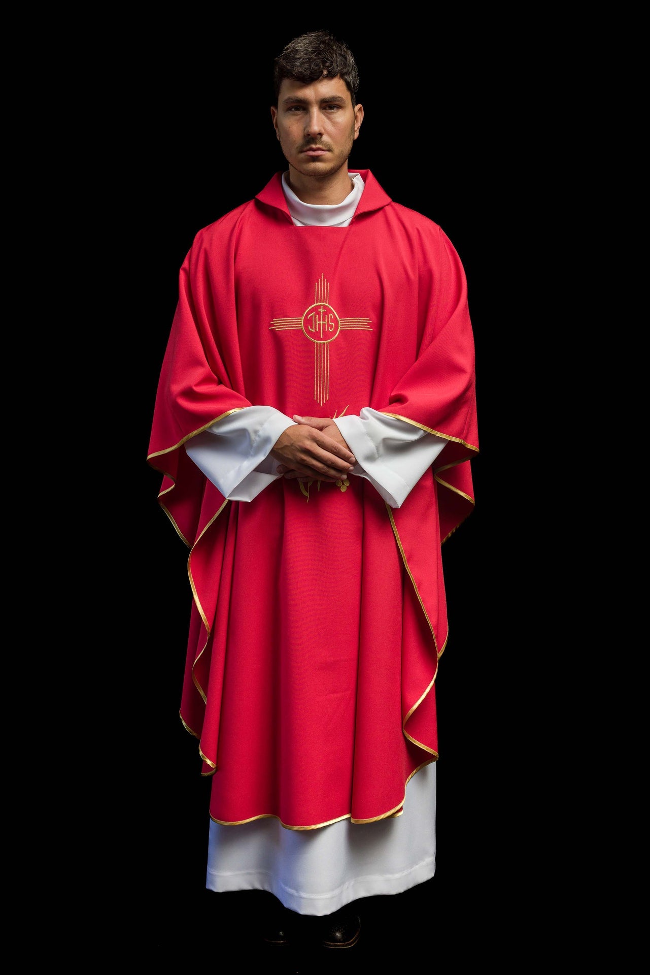 Casulla roja bordada con amplio cuello y motivo IHS