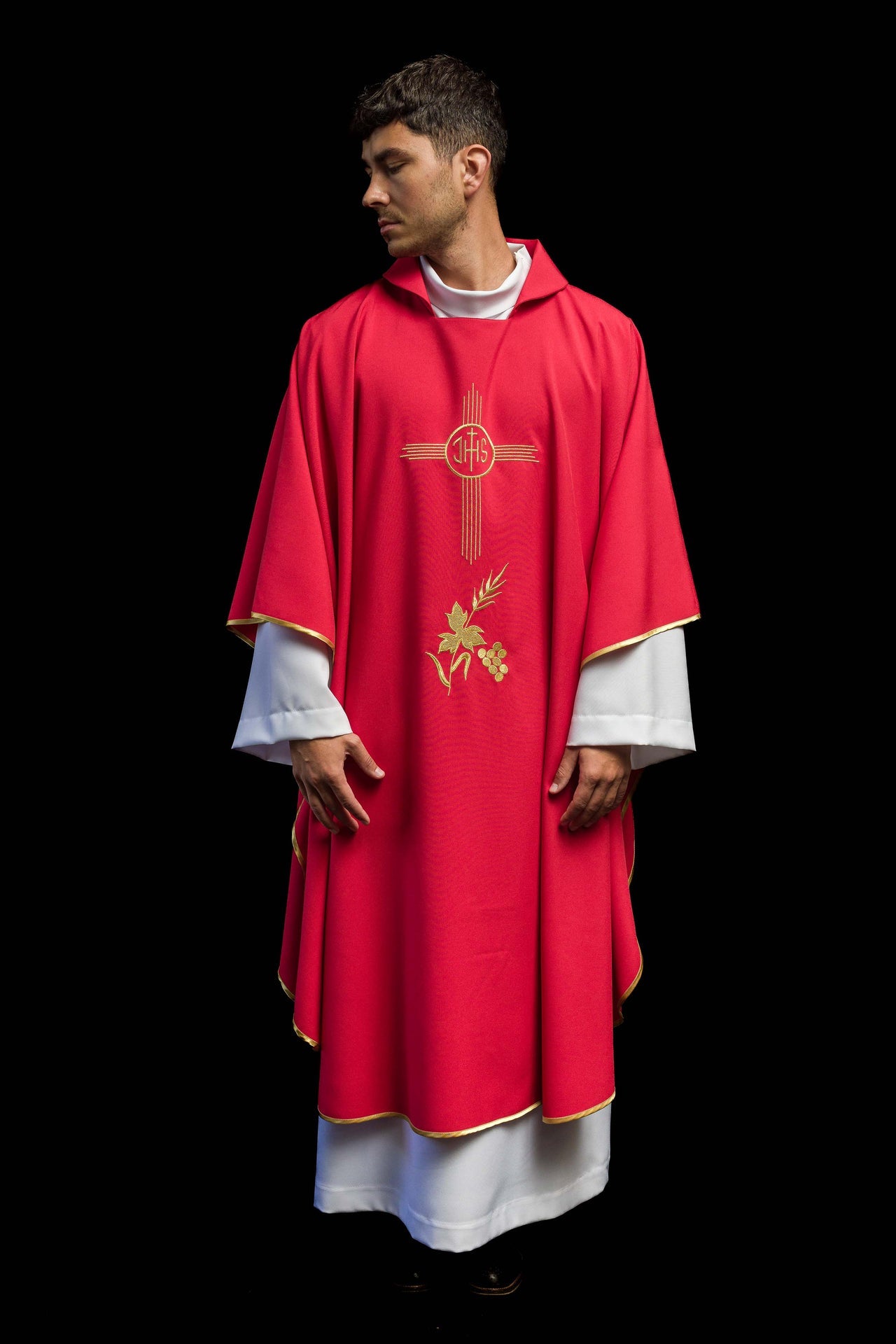 Casulla roja bordada con amplio cuello y motivo IHS