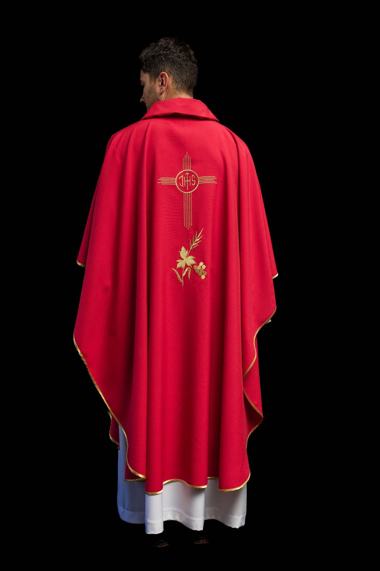 Casulla roja bordada con amplio cuello y motivo IHS